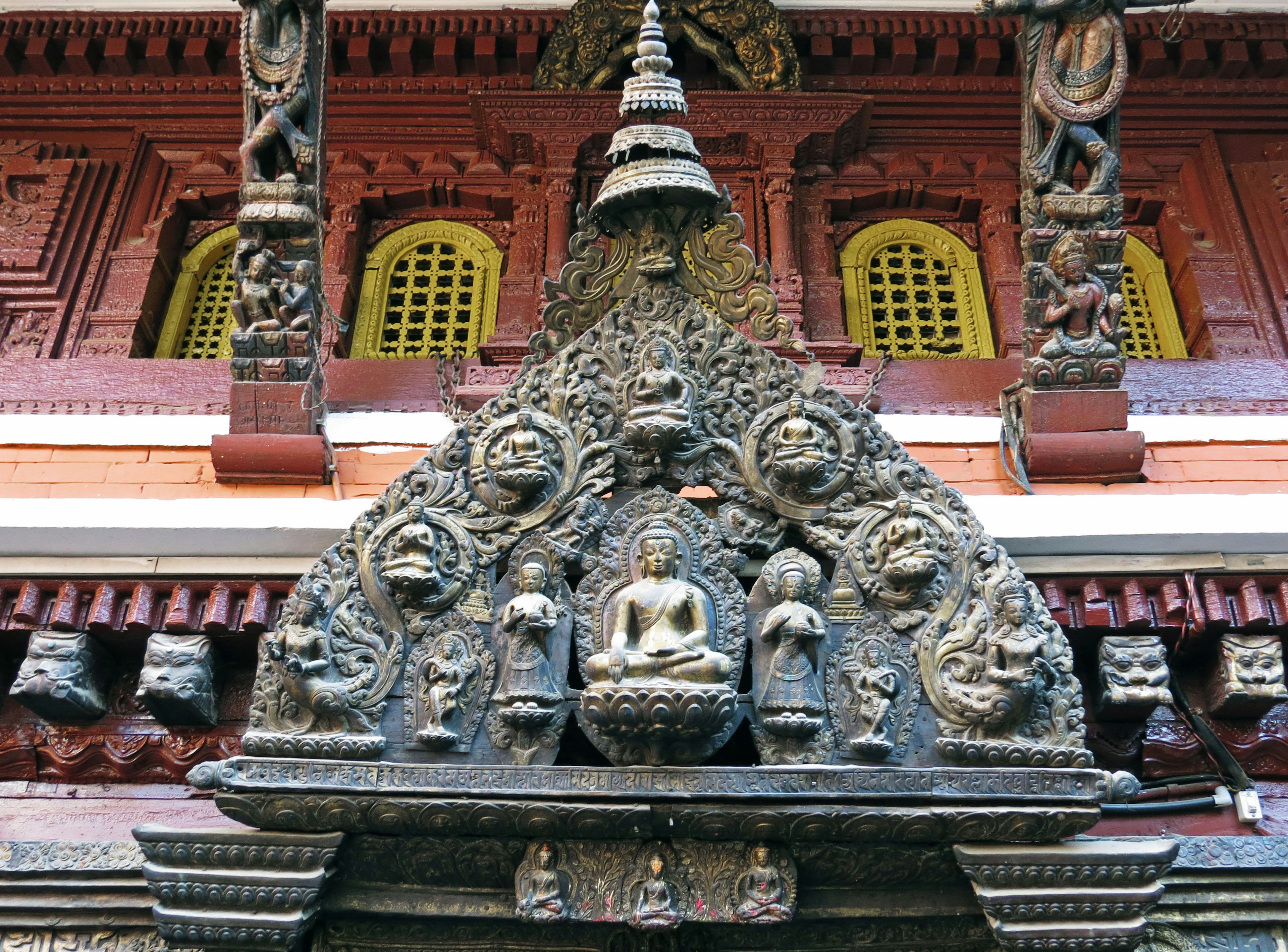 Decorazione del tempio con una statua di Buddha e intagli intricati