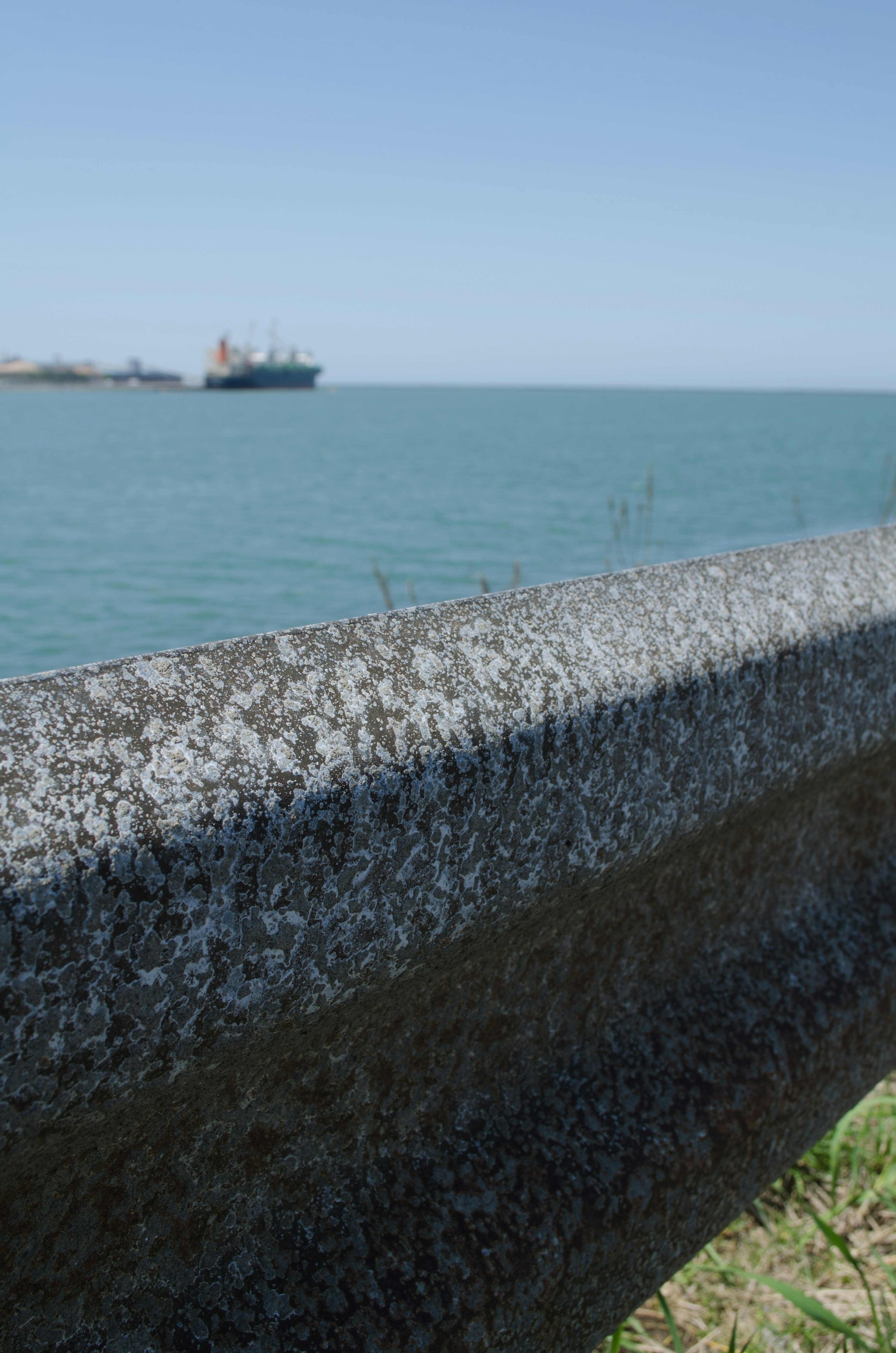 Betonwand mit Blick auf das Meer und blauen Ozean