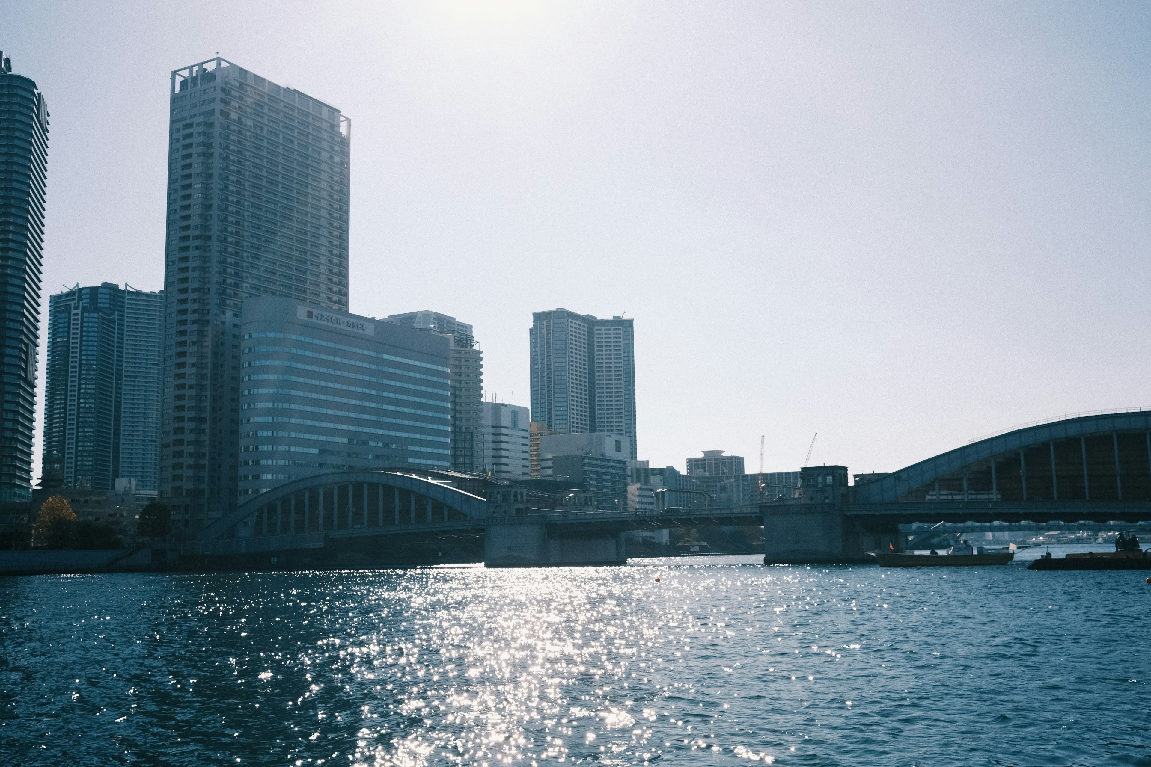 Skyline della città con grattacieli e superficie d'acqua scintillante