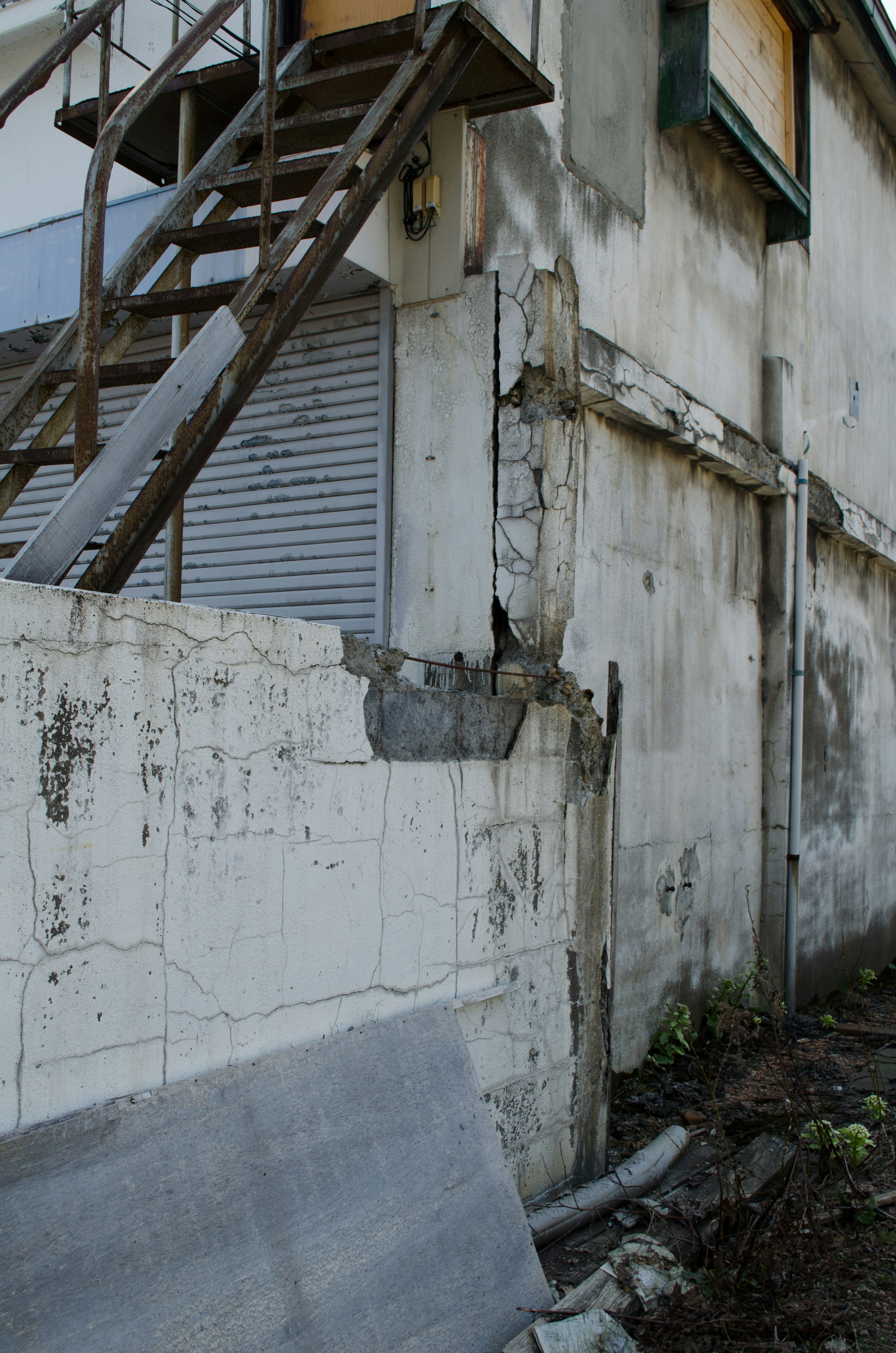 Imagen que muestra la pared exterior de un edificio antiguo y la estructura de la escalera