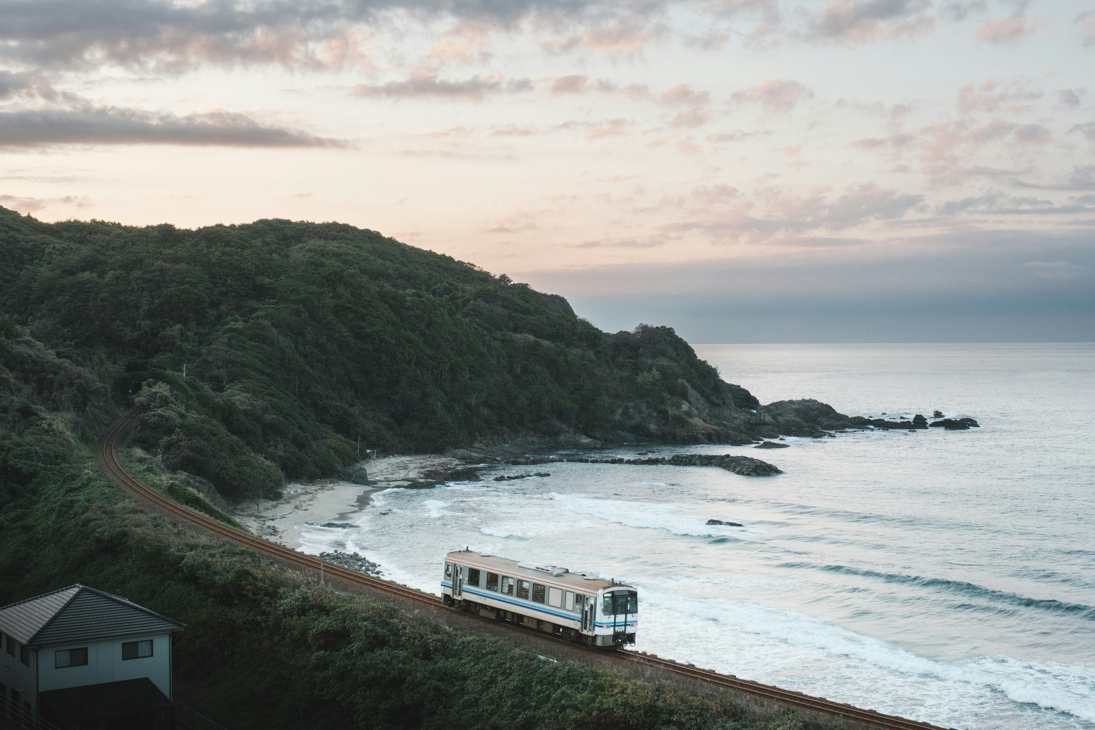 Tren a lo largo de la costa con vista al océano sereno