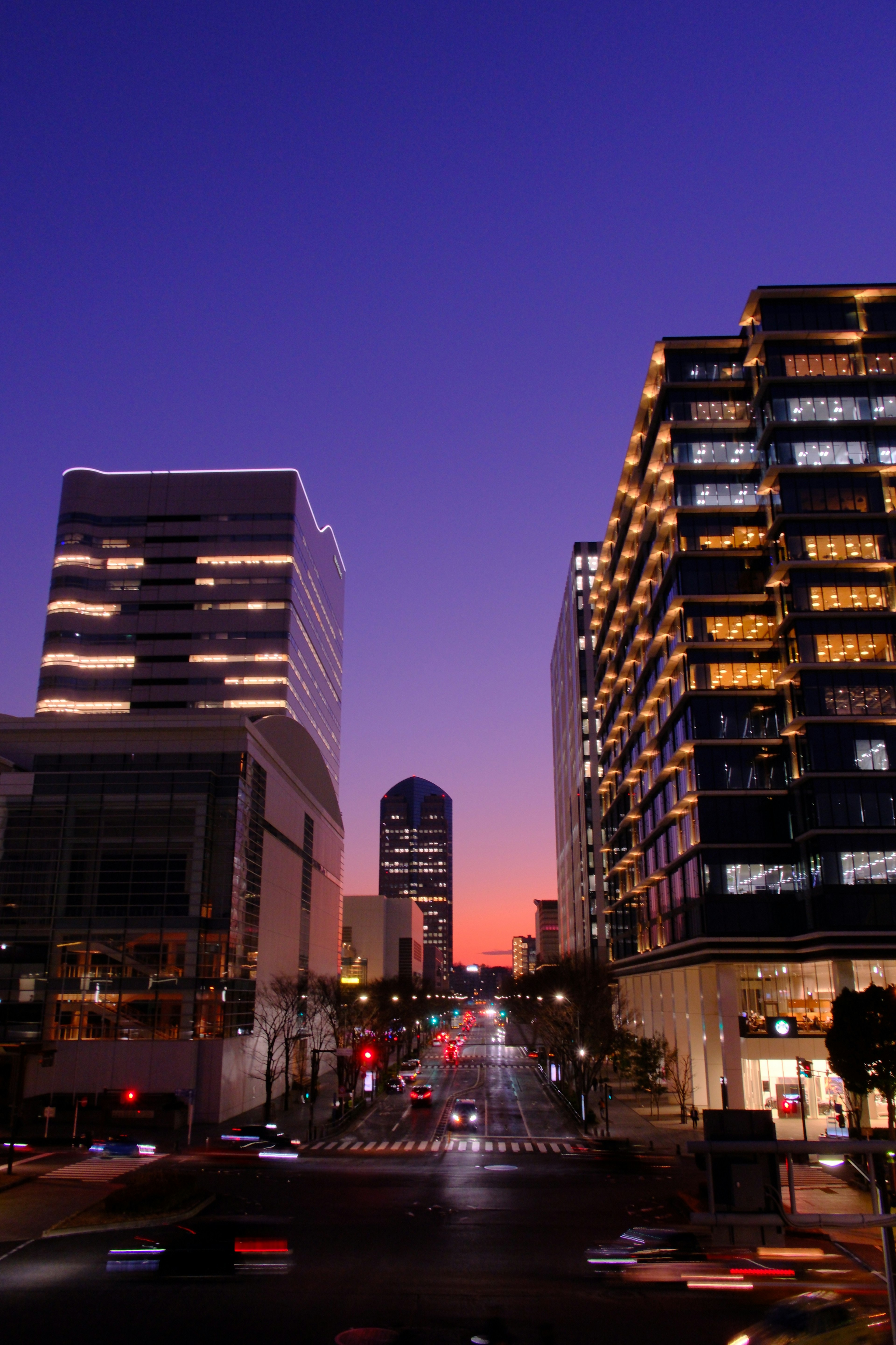 都市の夜景ビルが並び美しい紫色の空