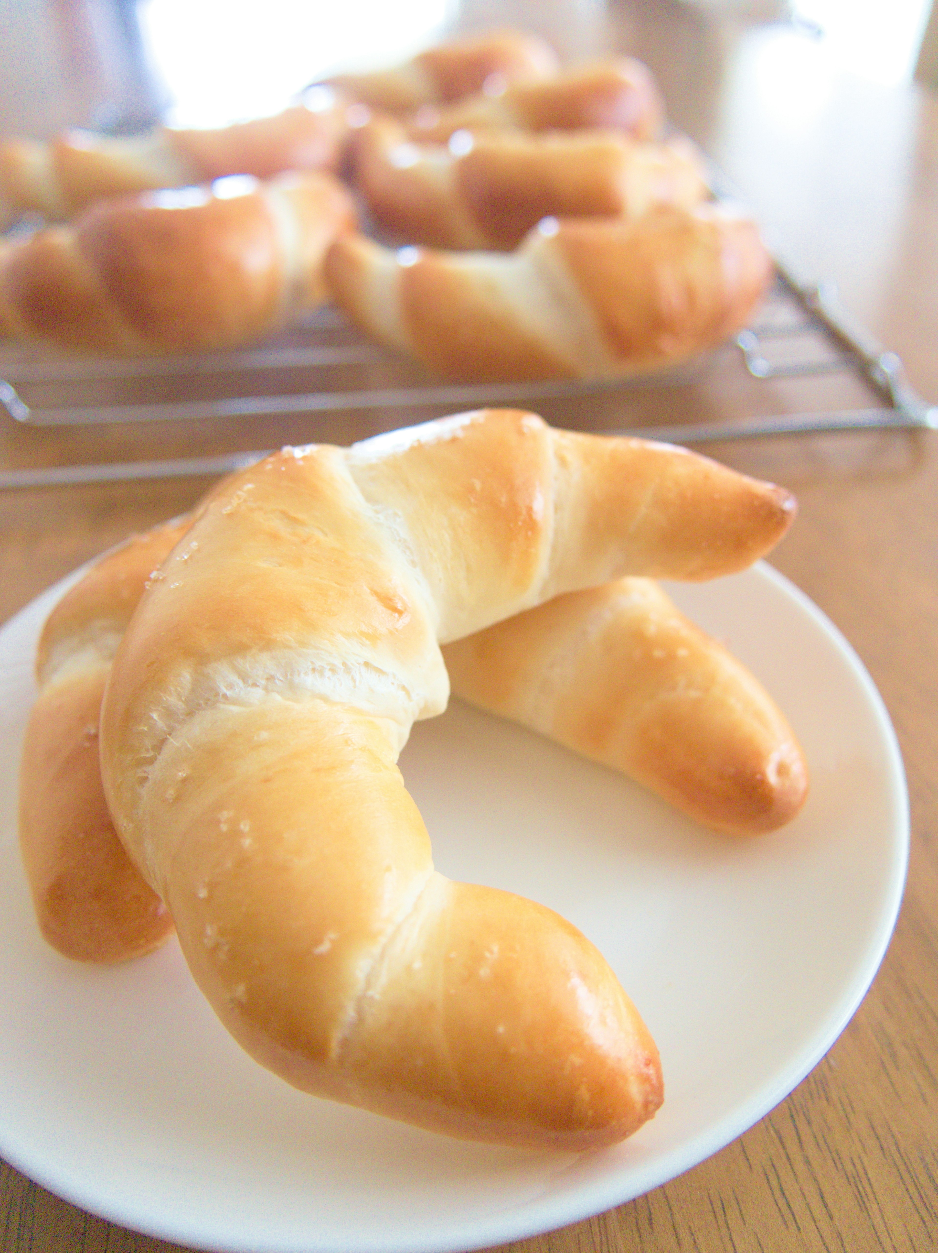 Croissant appena sfornati disposti su un piatto