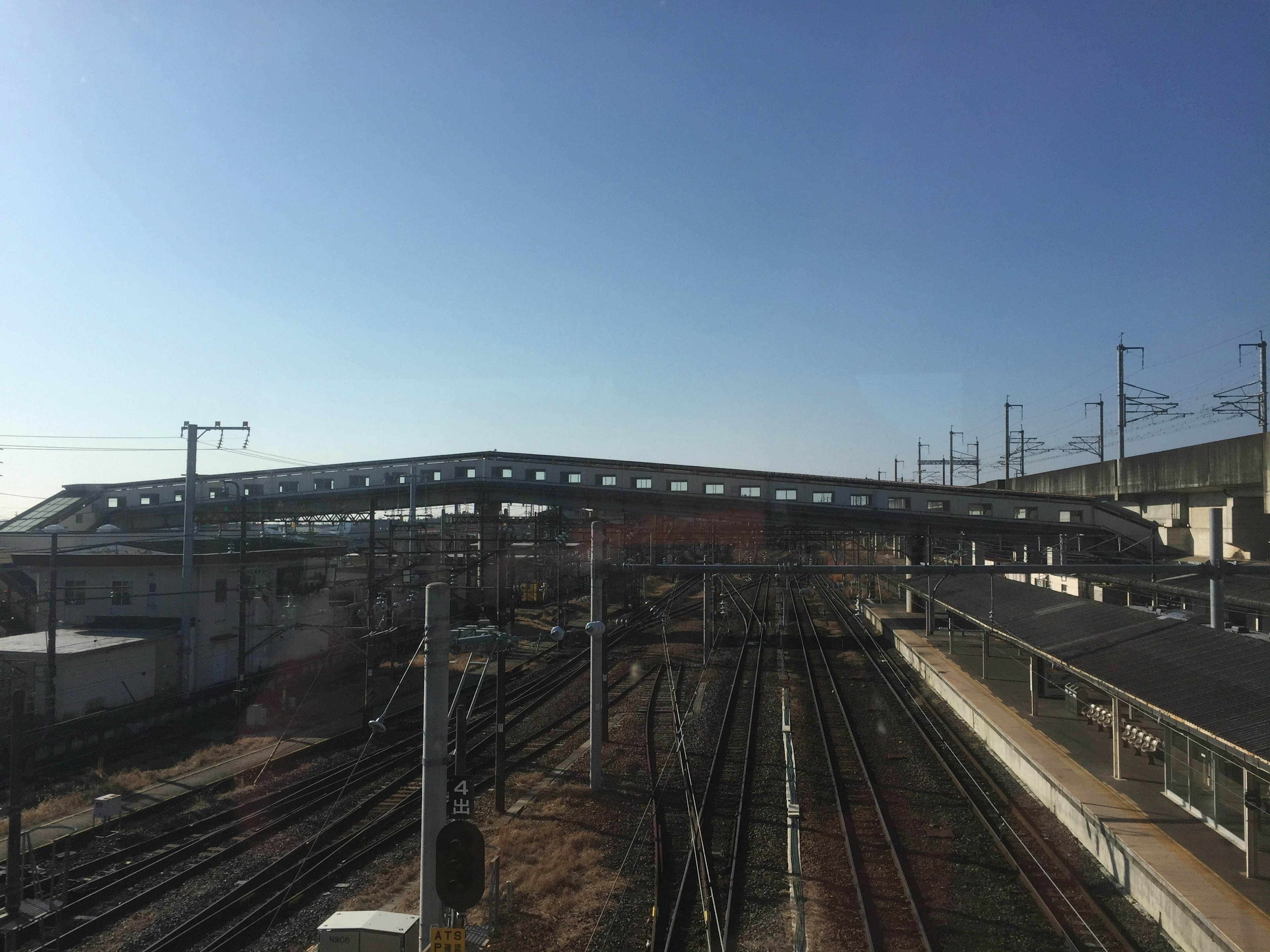 鉄道の線路と高架橋のある風景