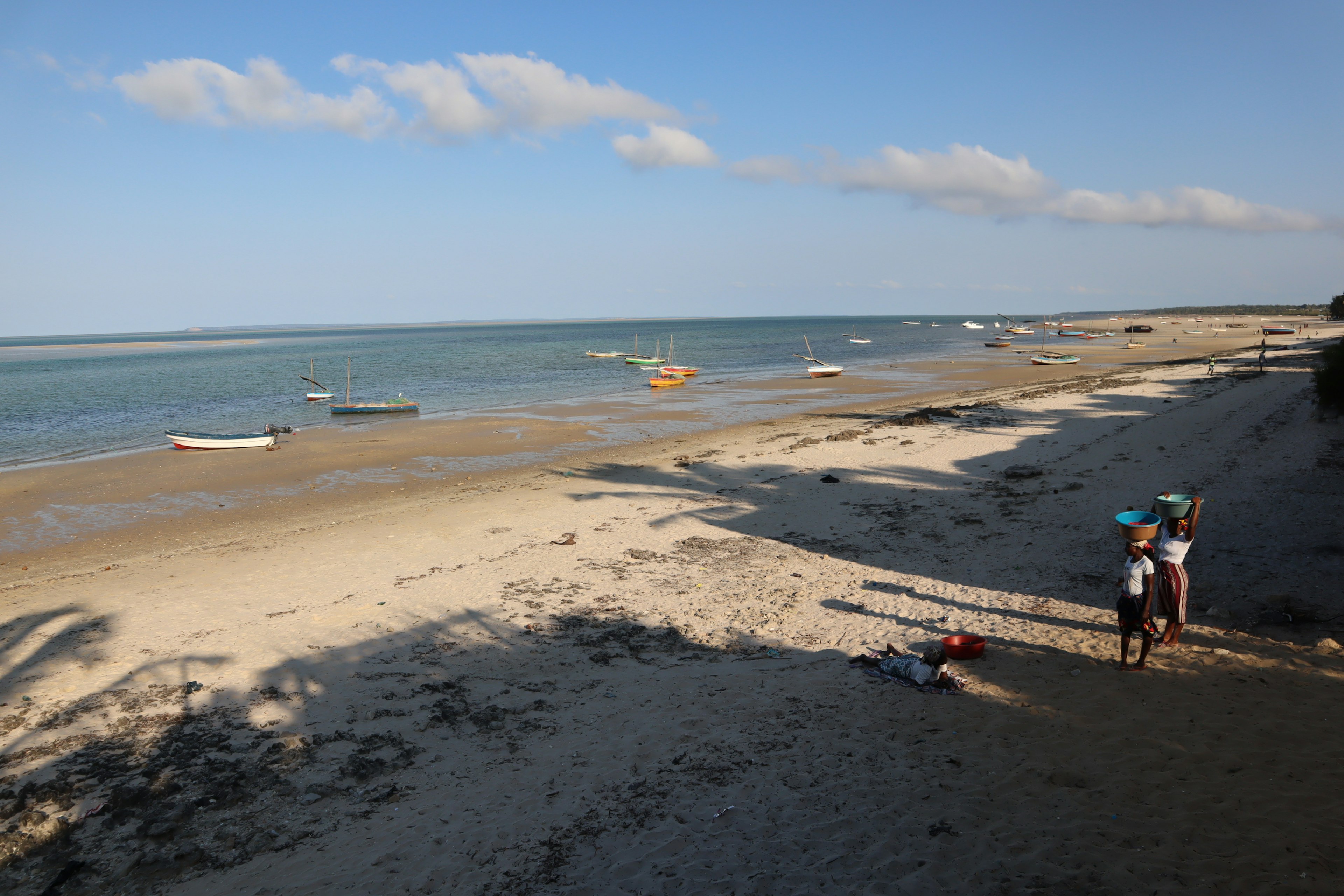 宁静的海滩风景，轻柔的波浪和水上的船只