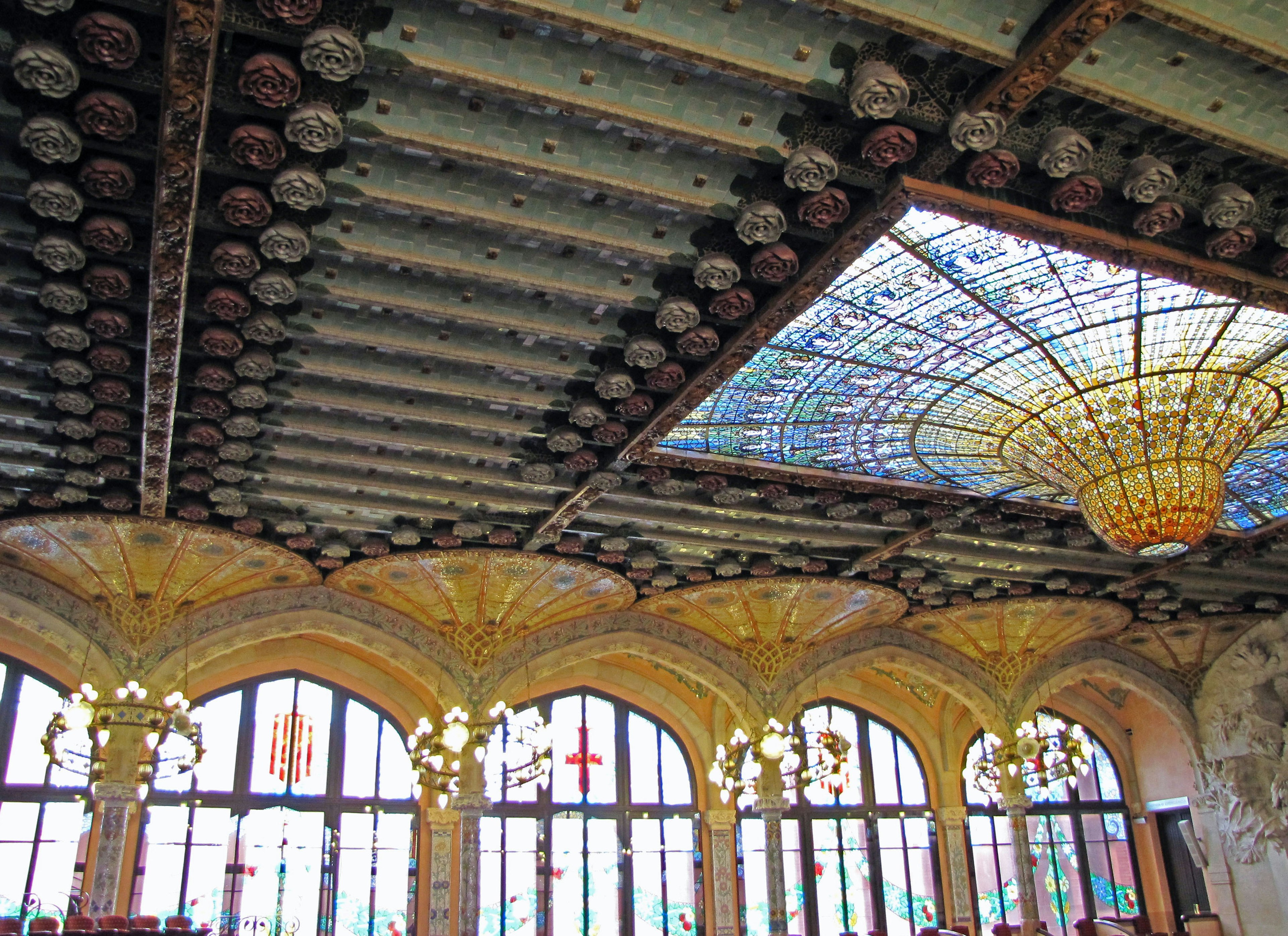 Interior de una habitación con un techo decorativo y ventanas de vidrio de colores