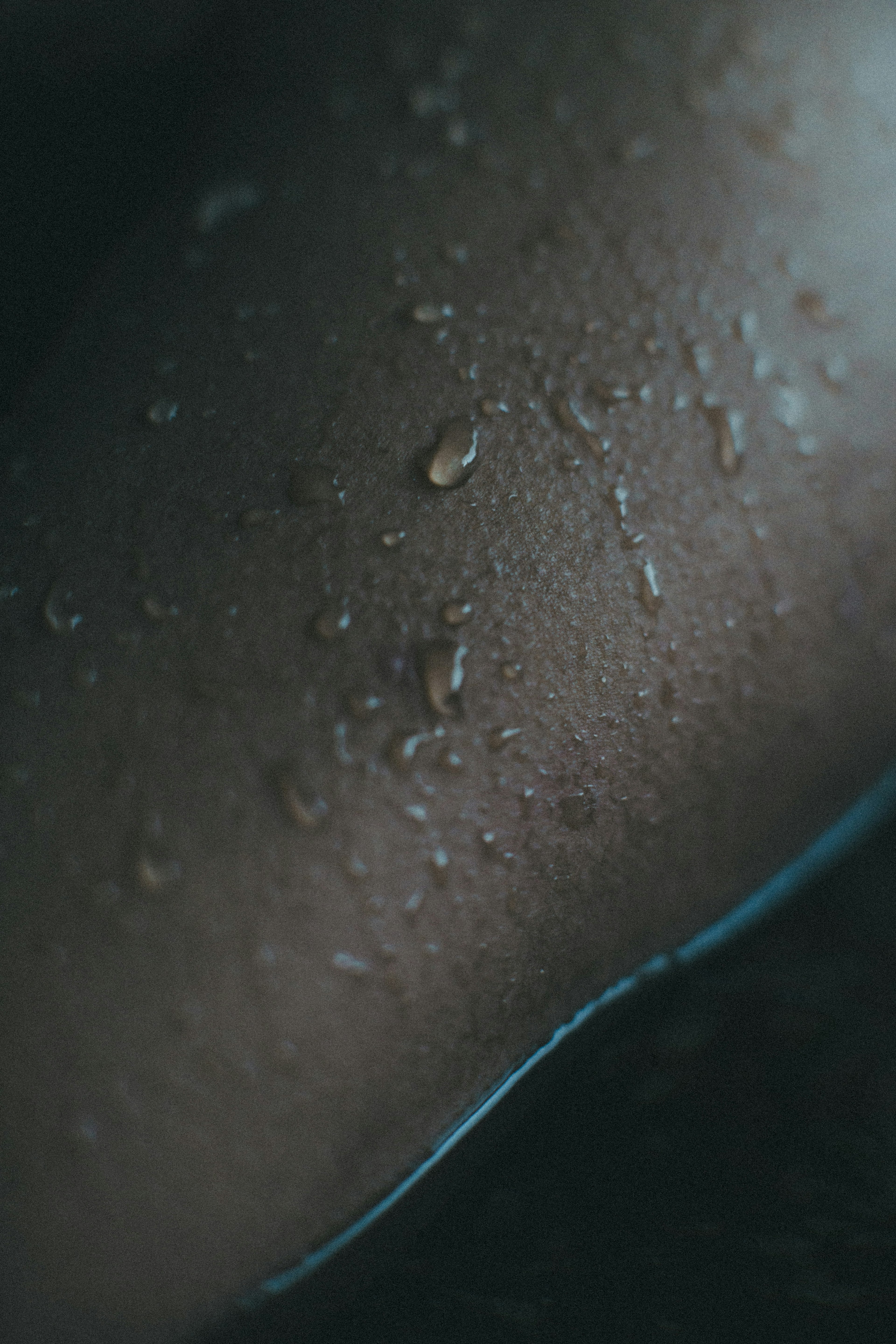 Foto en primer plano de piel con gotas de agua