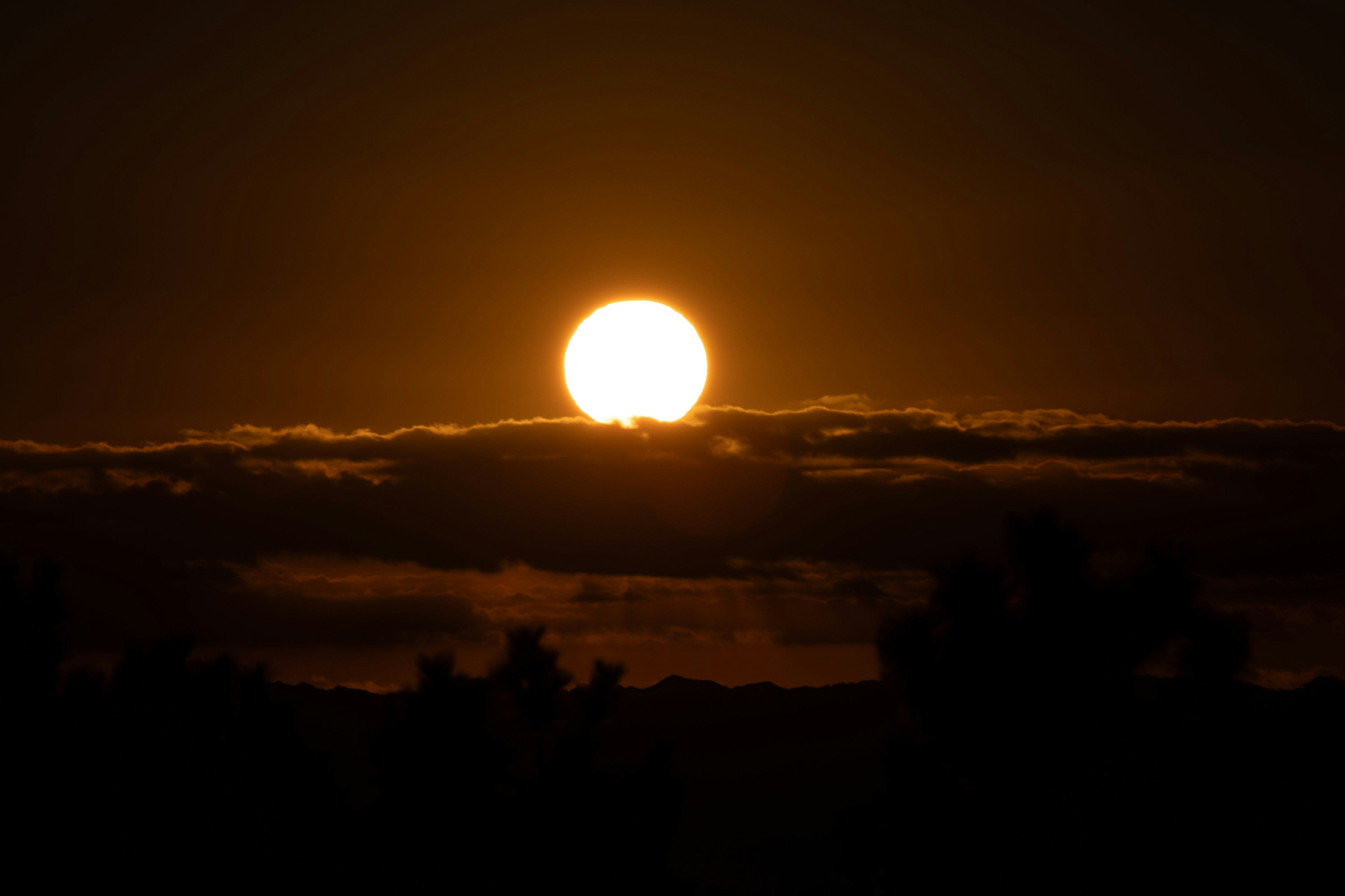 夕日が雲の上に昇る美しい風景