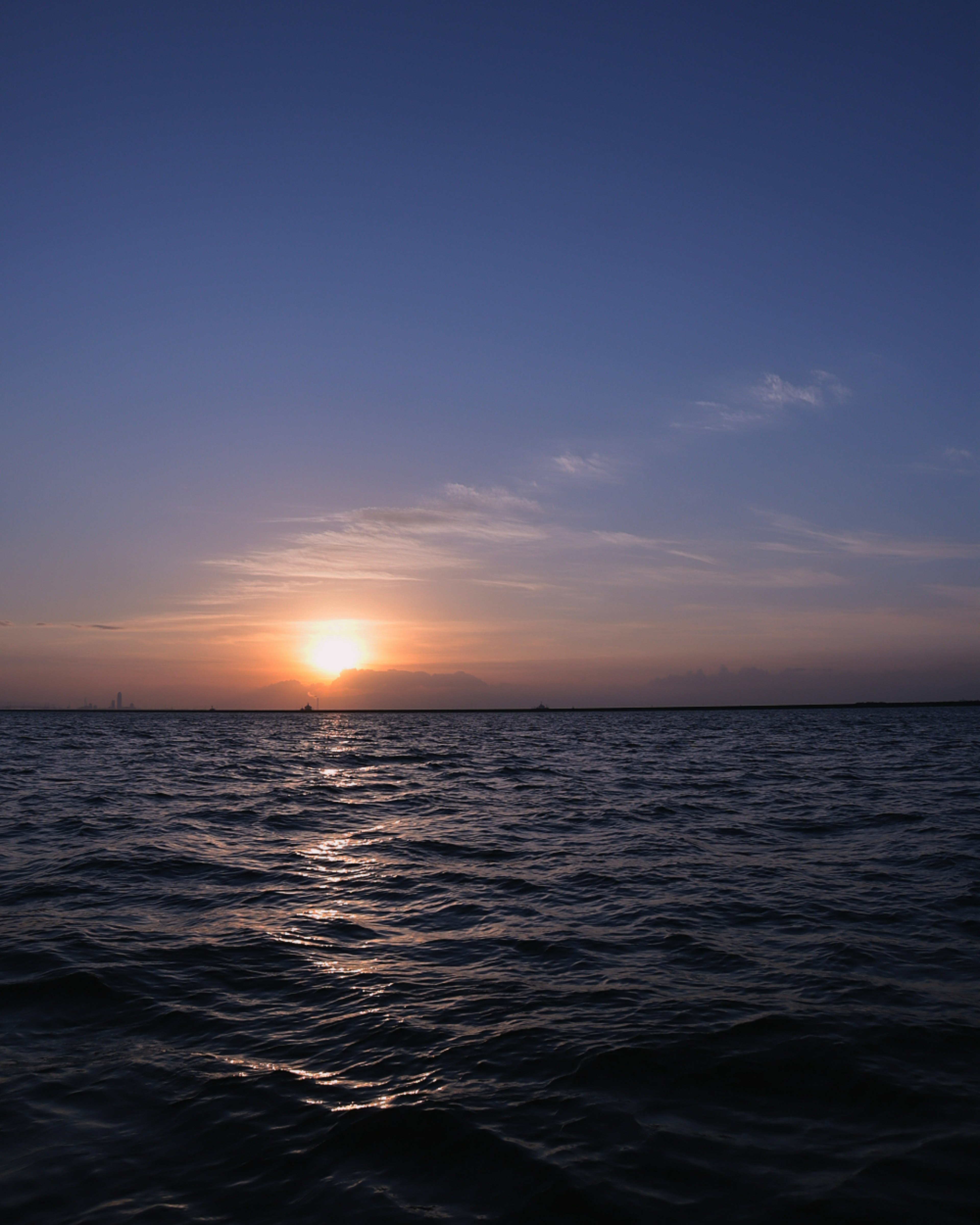 海上日落与蓝天