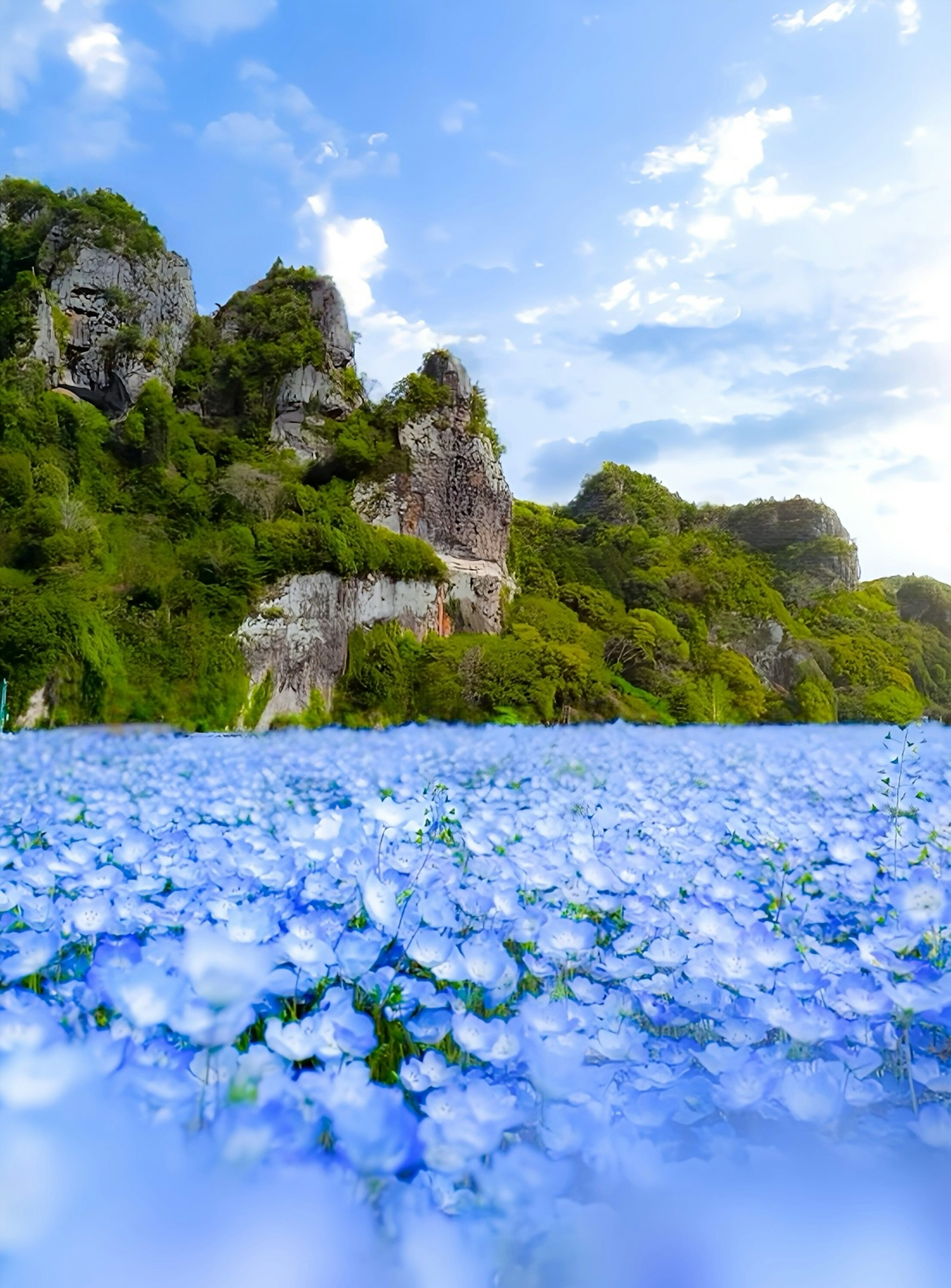 青い花が広がる美しい風景と緑の山々