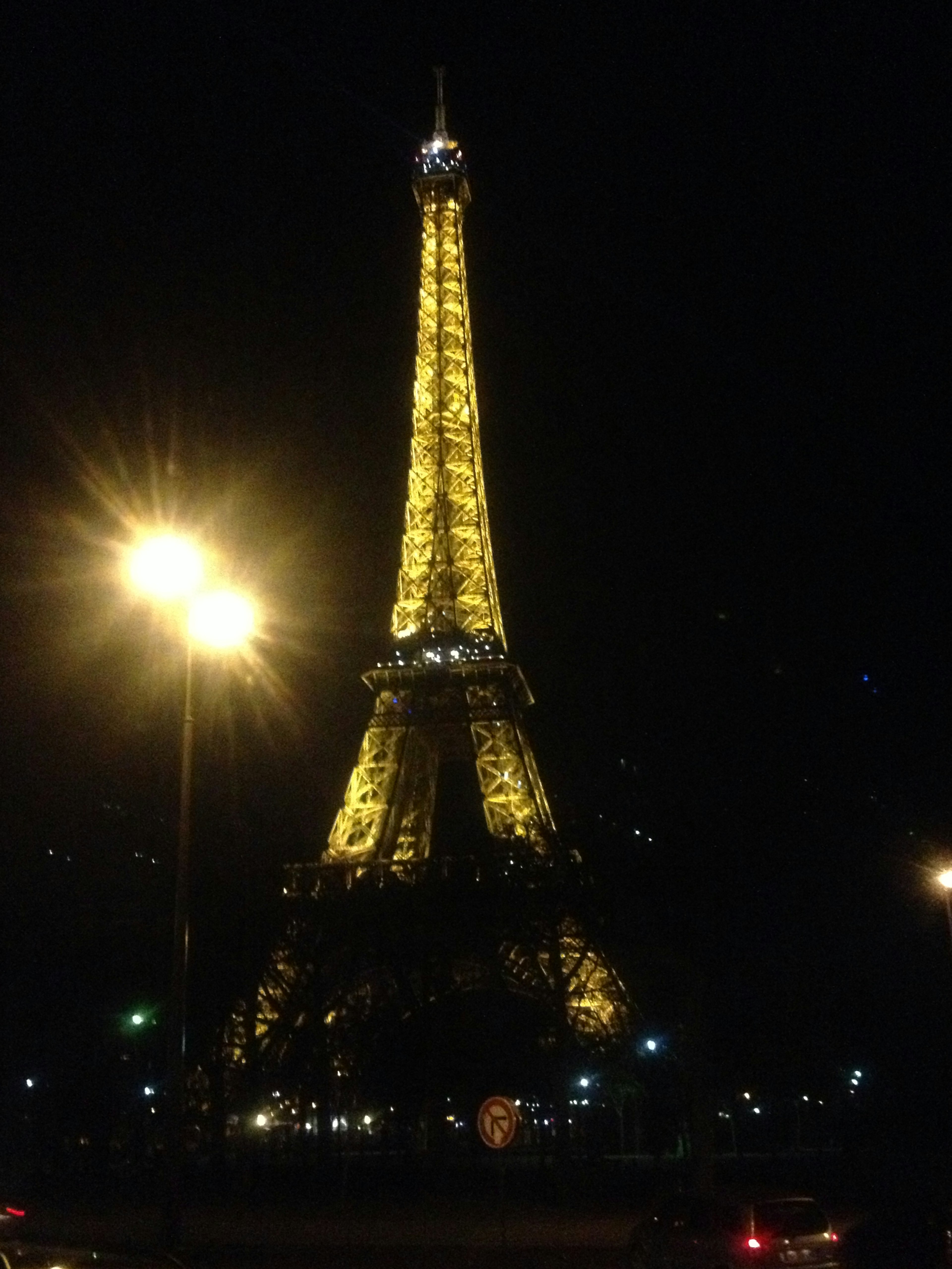 Torre Eiffel iluminada por la noche