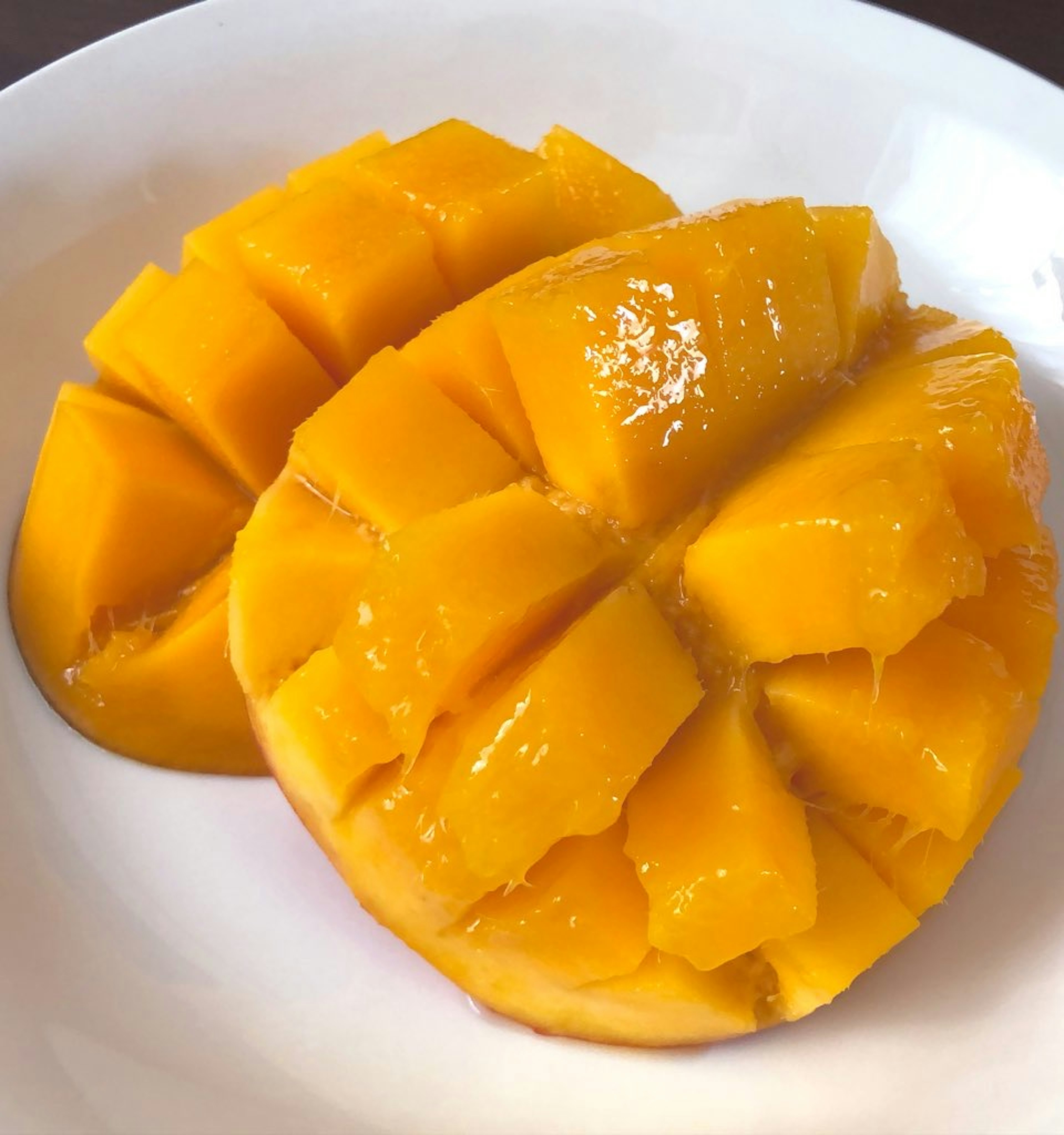 Mango affettato deliziosamente servito su un piatto bianco