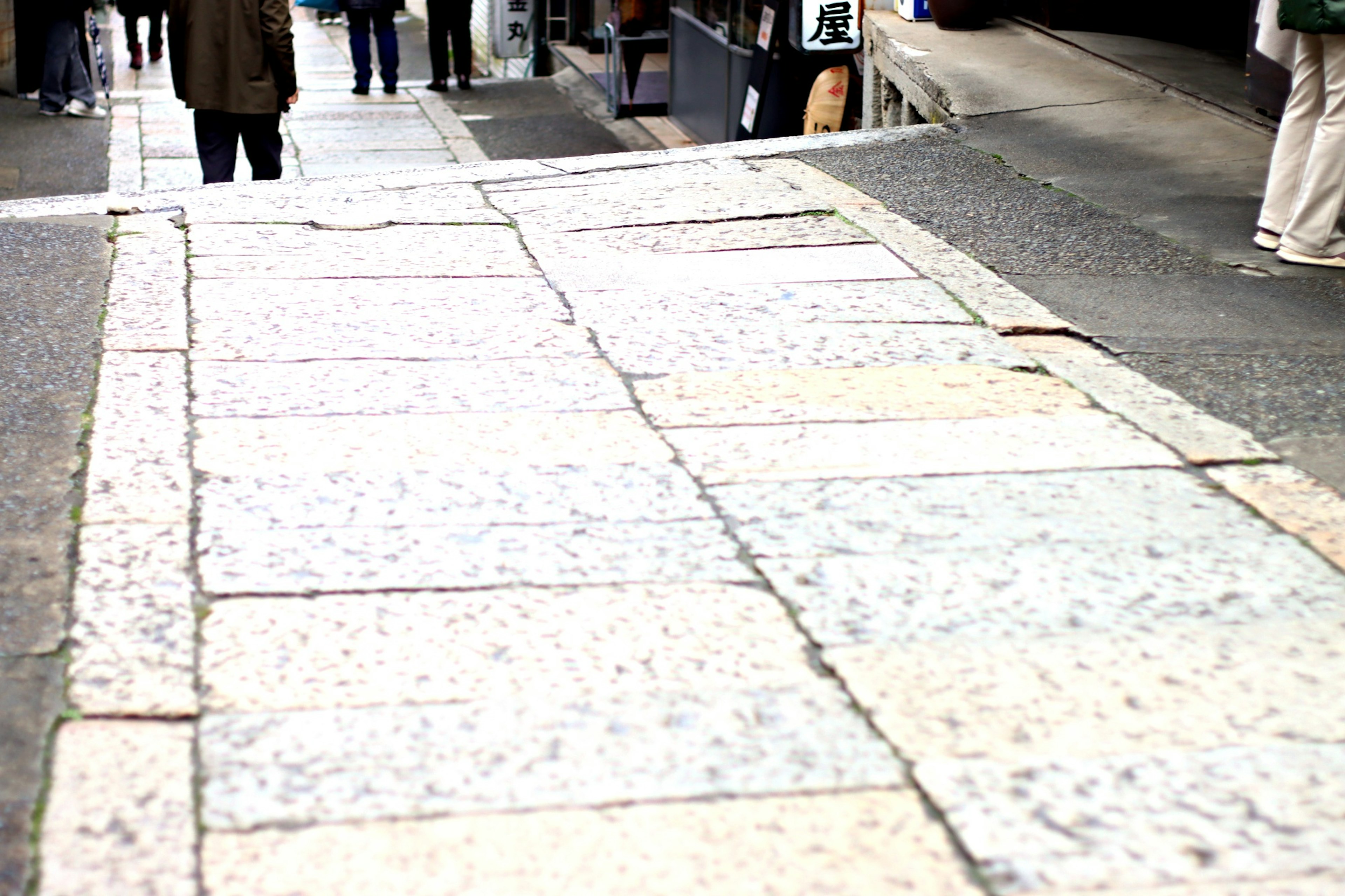 Des gens marchant sur un pavé en pierre dans une ville