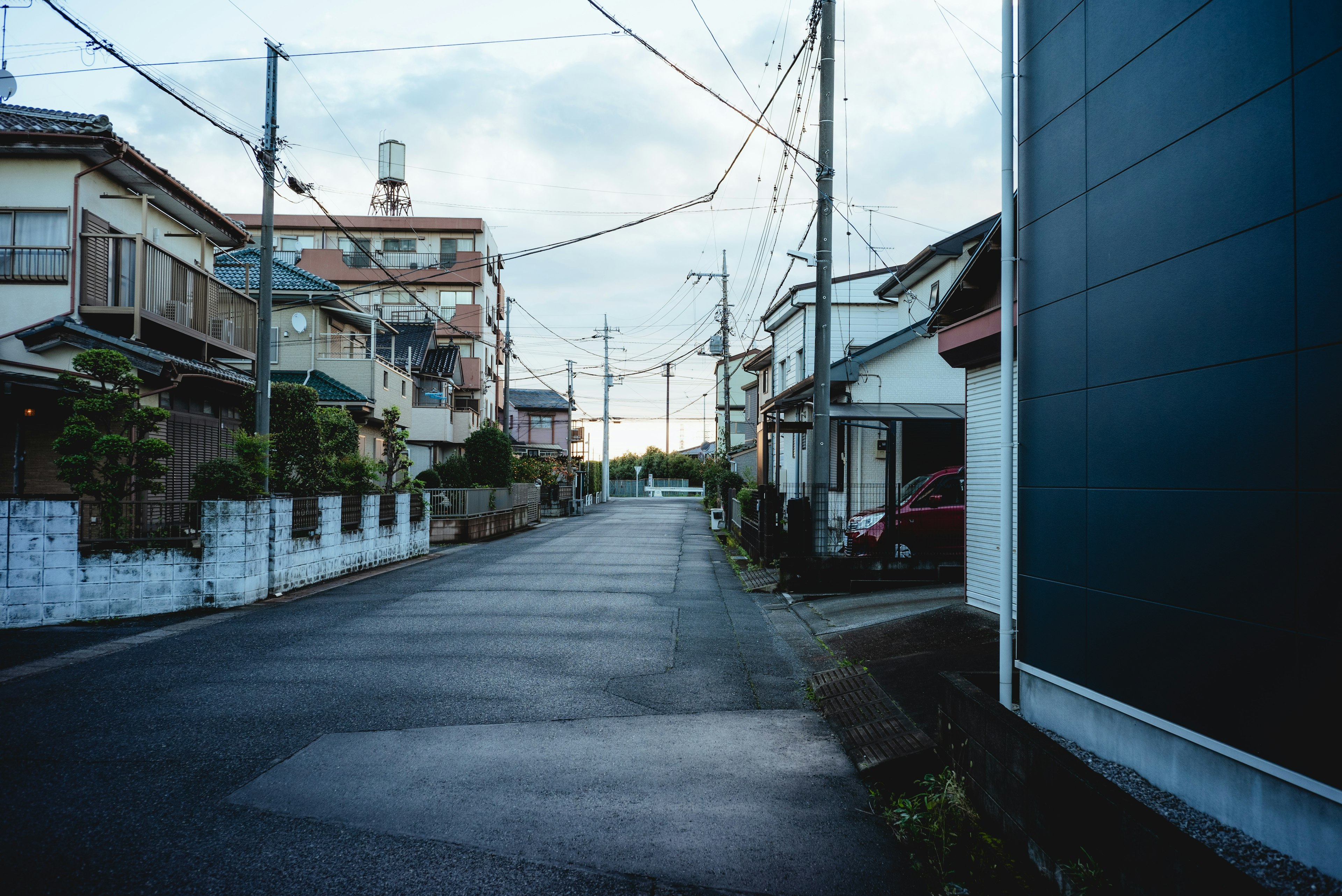 Rue résidentielle japonaise tranquille avec des maisons et des lignes électriques