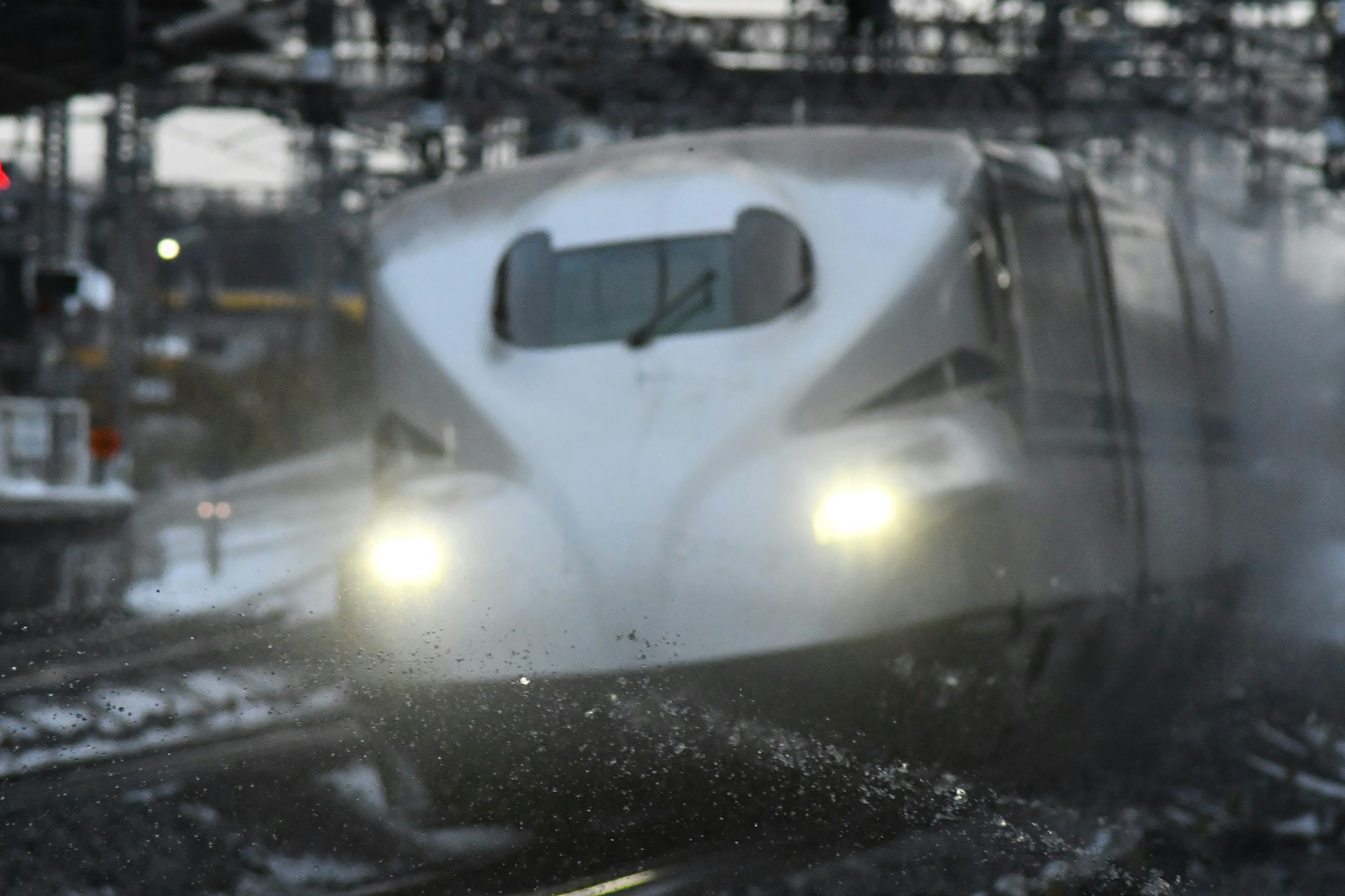 Kereta Shinkansen yang melaju di salju