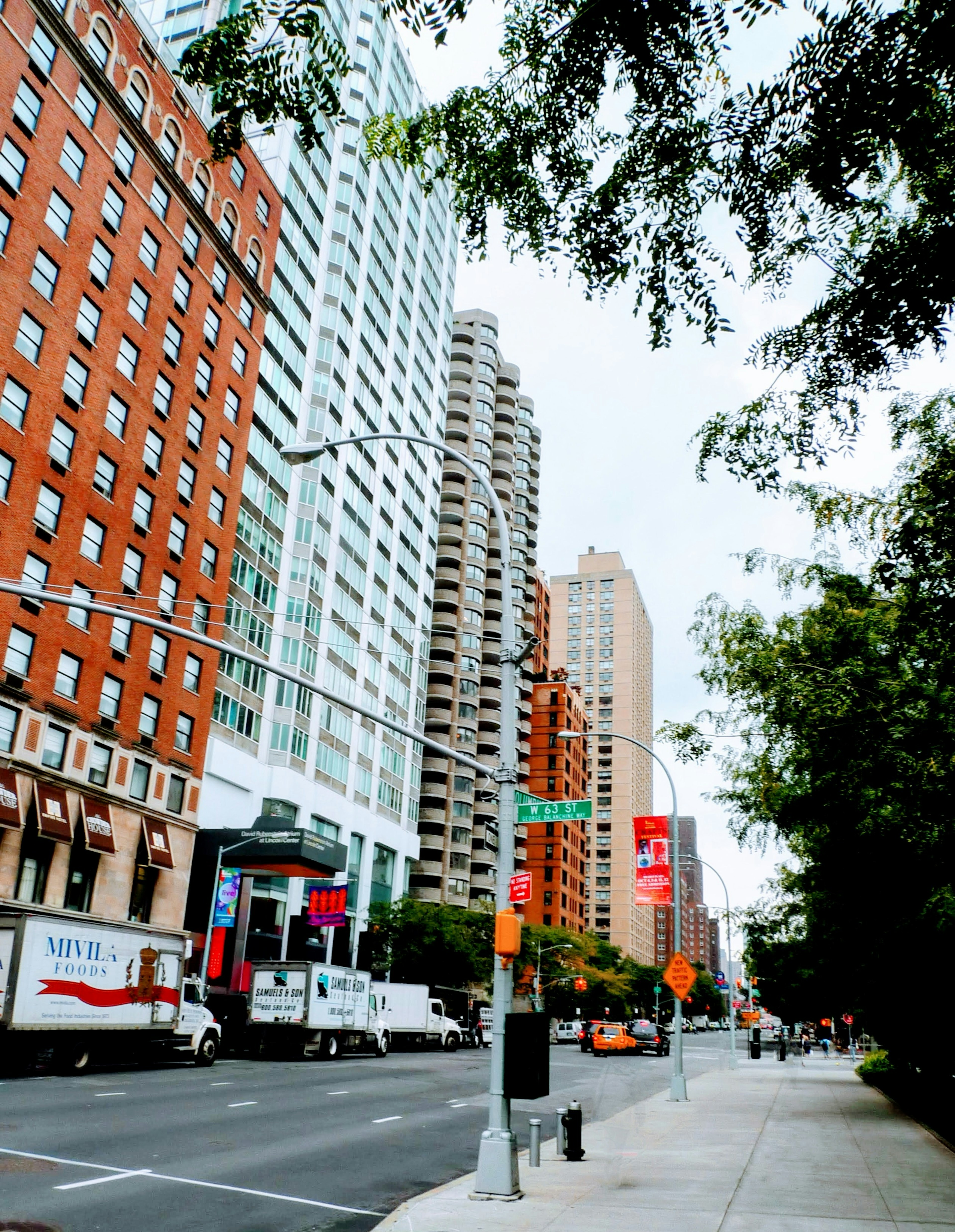 Scène urbaine avec de grands bâtiments et des arbres de rue