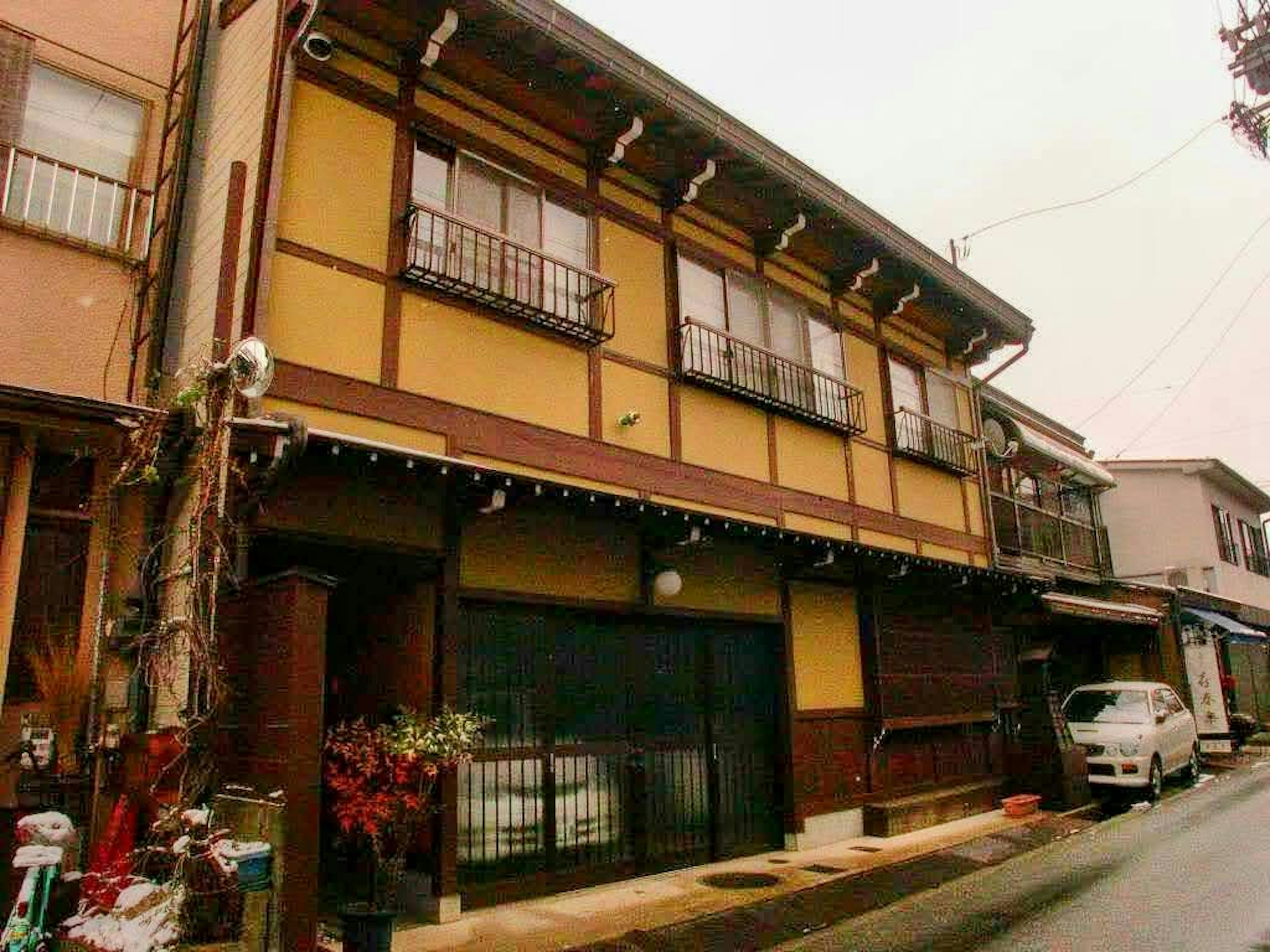 Außenansicht eines traditionellen japanischen Hauses in einer Straßenansicht