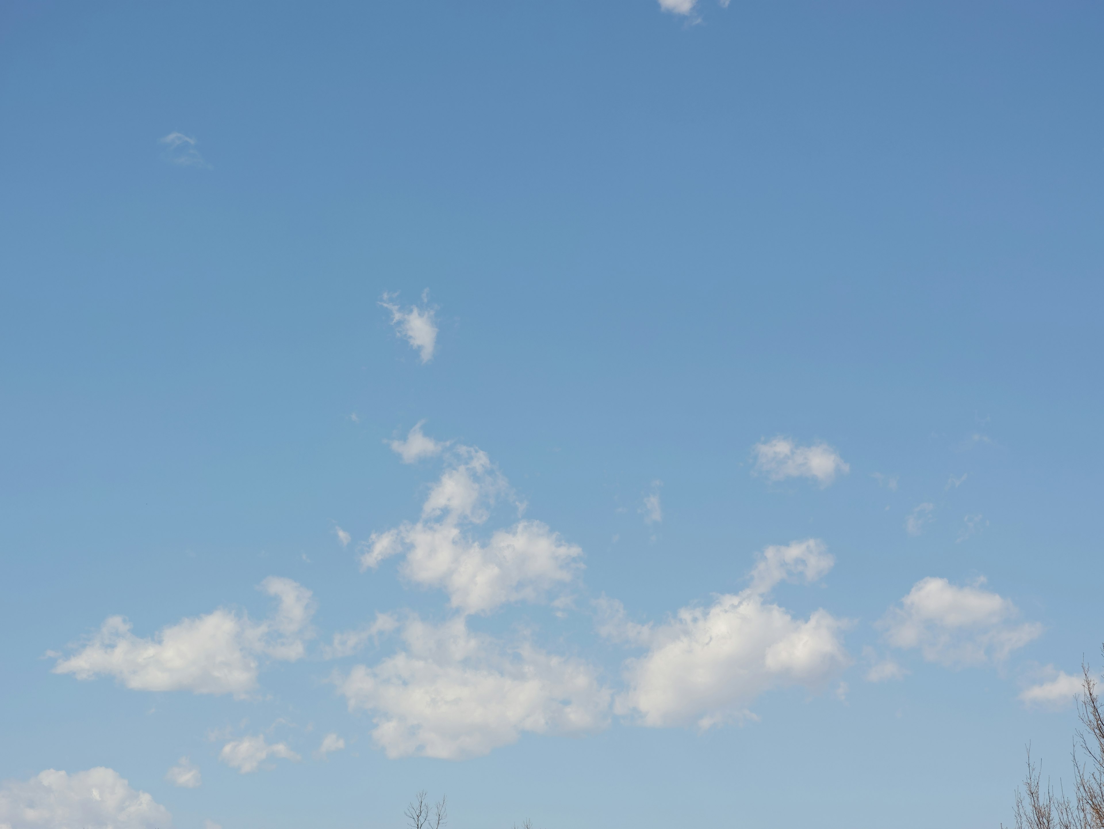 Un ciel bleu clair avec des nuages blancs éparpillés