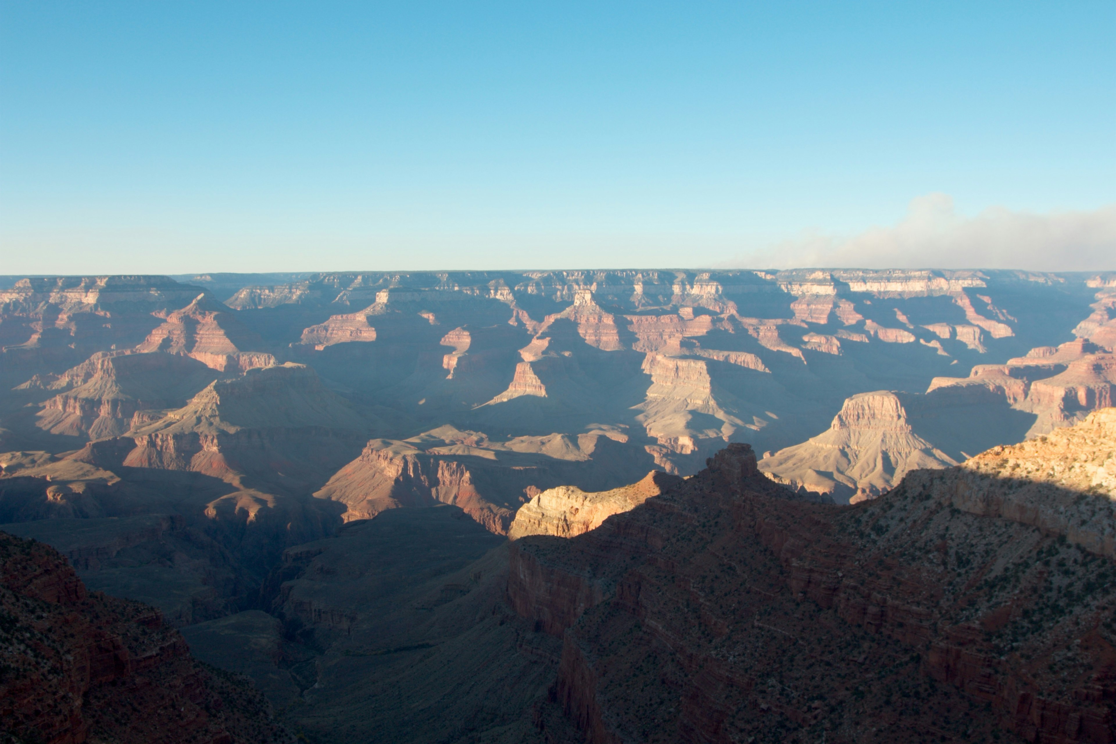 Pemandangan menakjubkan dari Grand Canyon yang menunjukkan berbagai medan di bawah langit biru