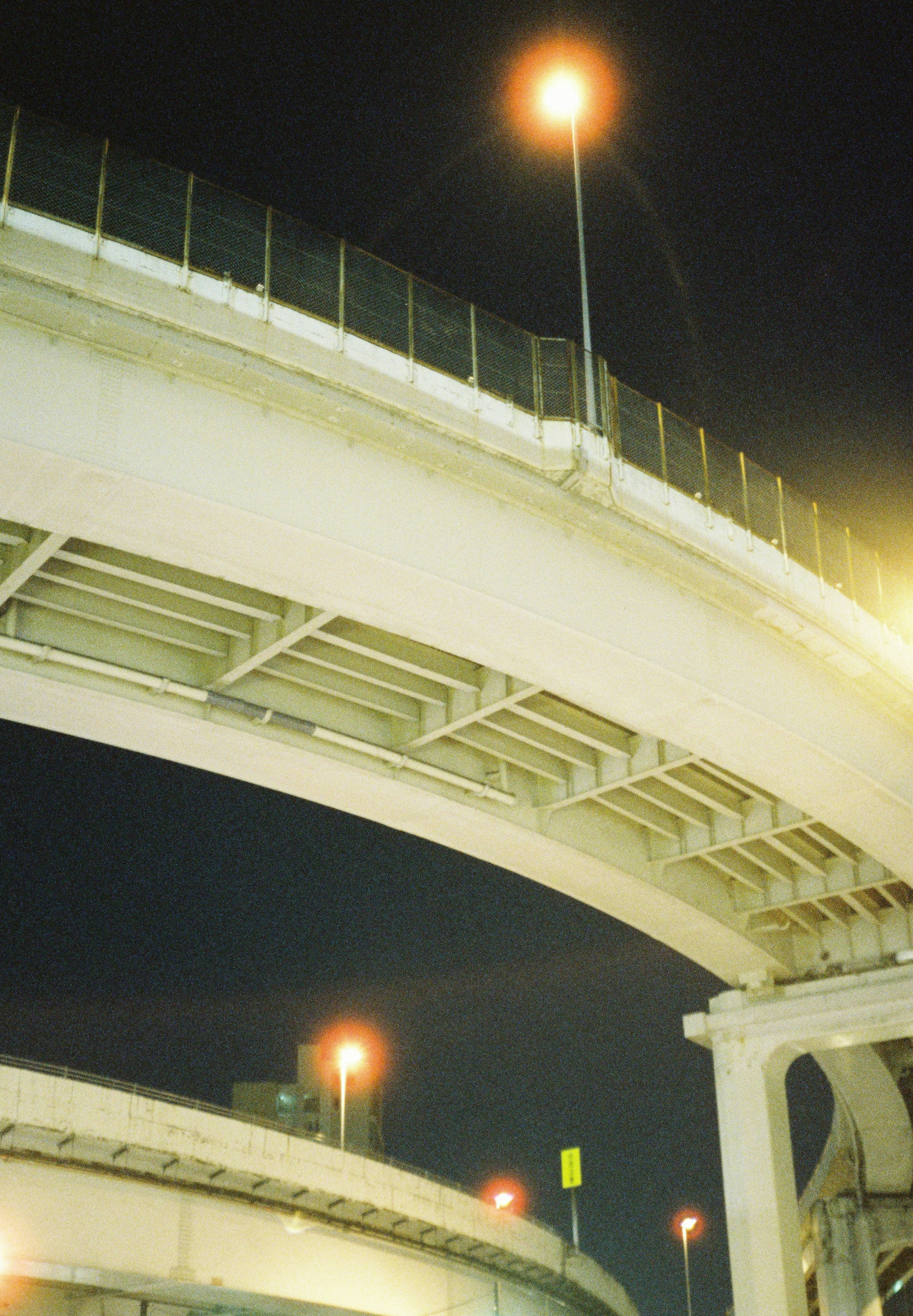 Vue nocturne d'une autoroute surélevée avec une structure et un éclairage visibles