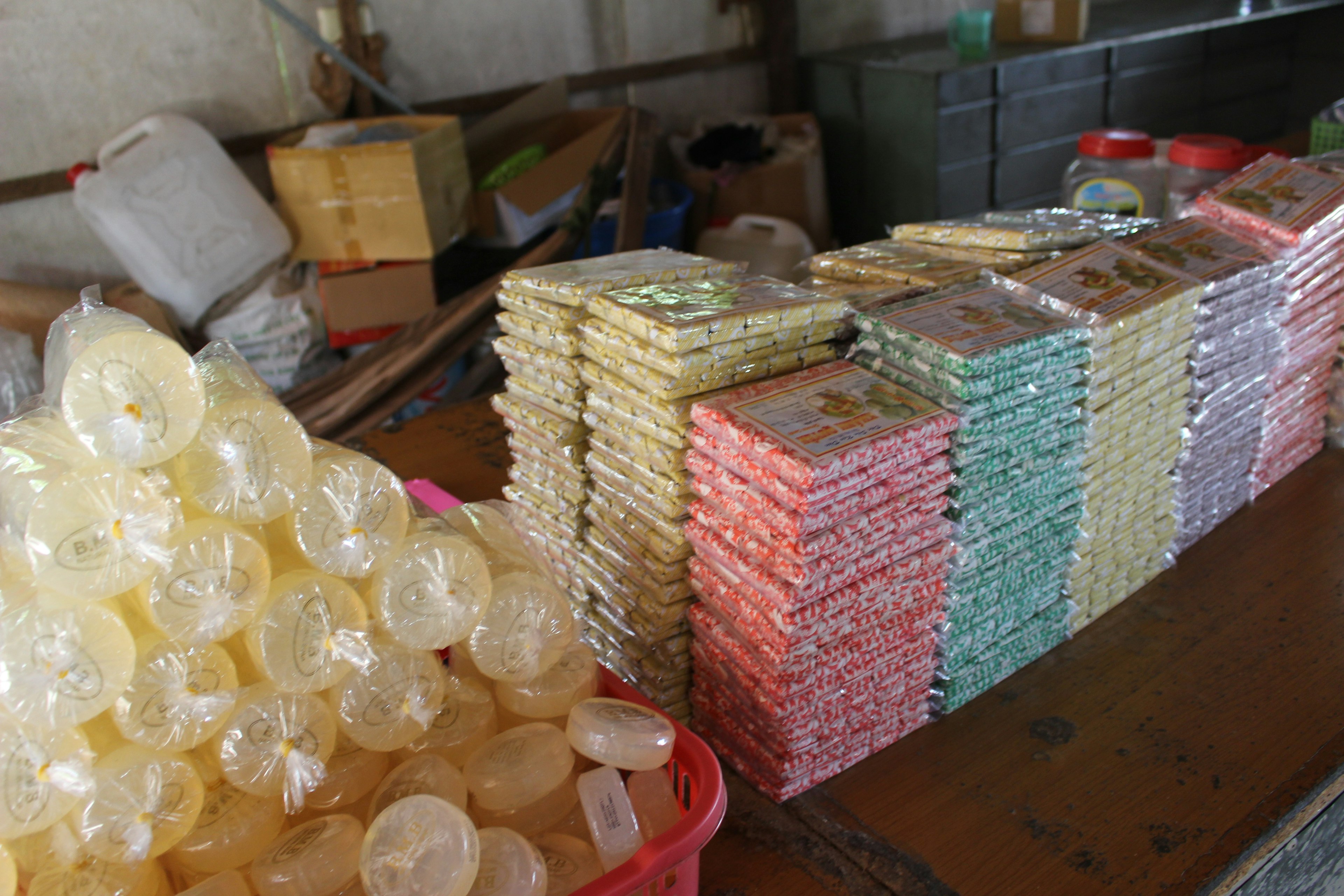 Paquets colorés de bonbons empilés sur une table avec une pile de bonbons ronds au premier plan