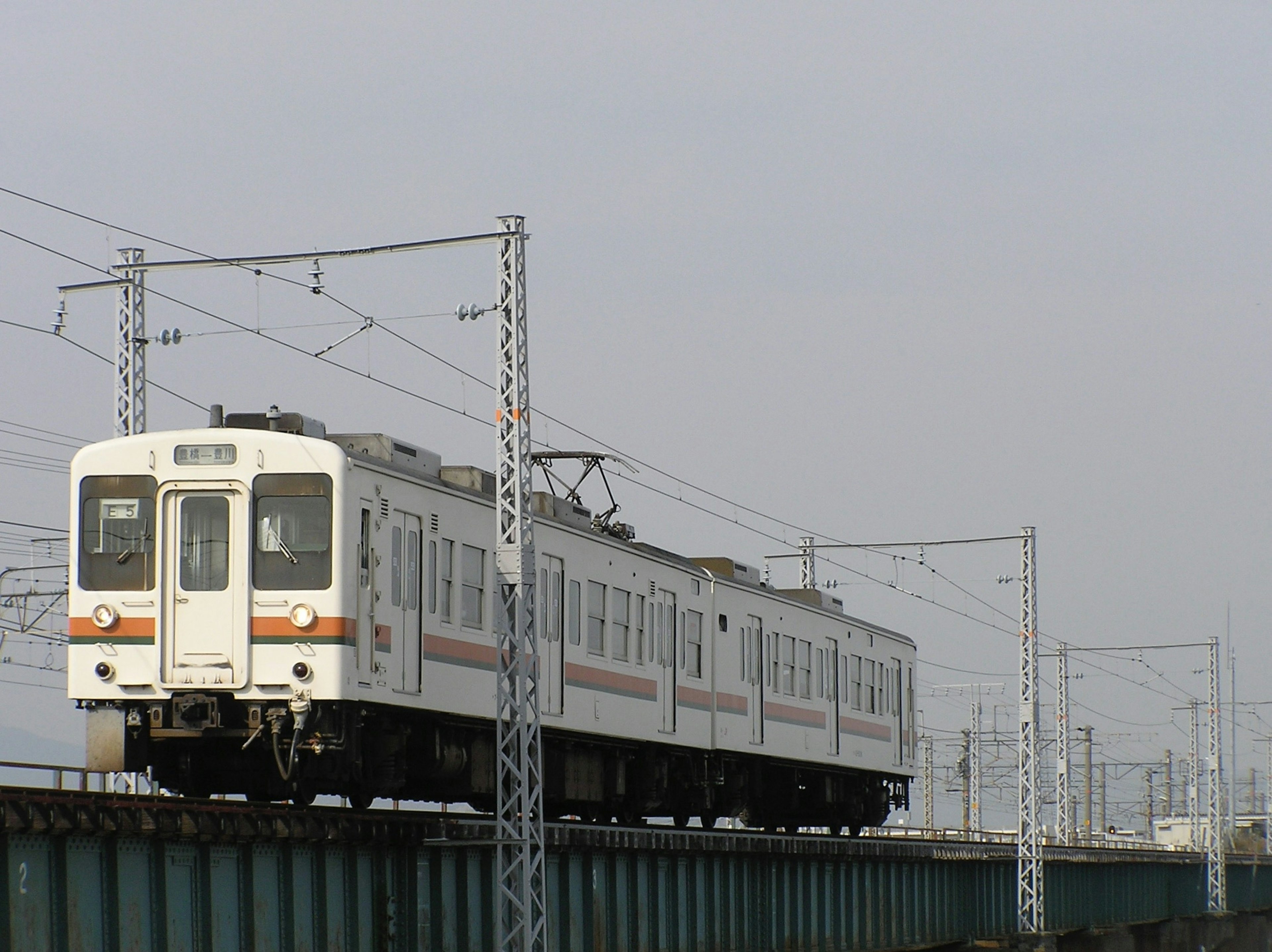 白色の列車が高架橋を走っている風景