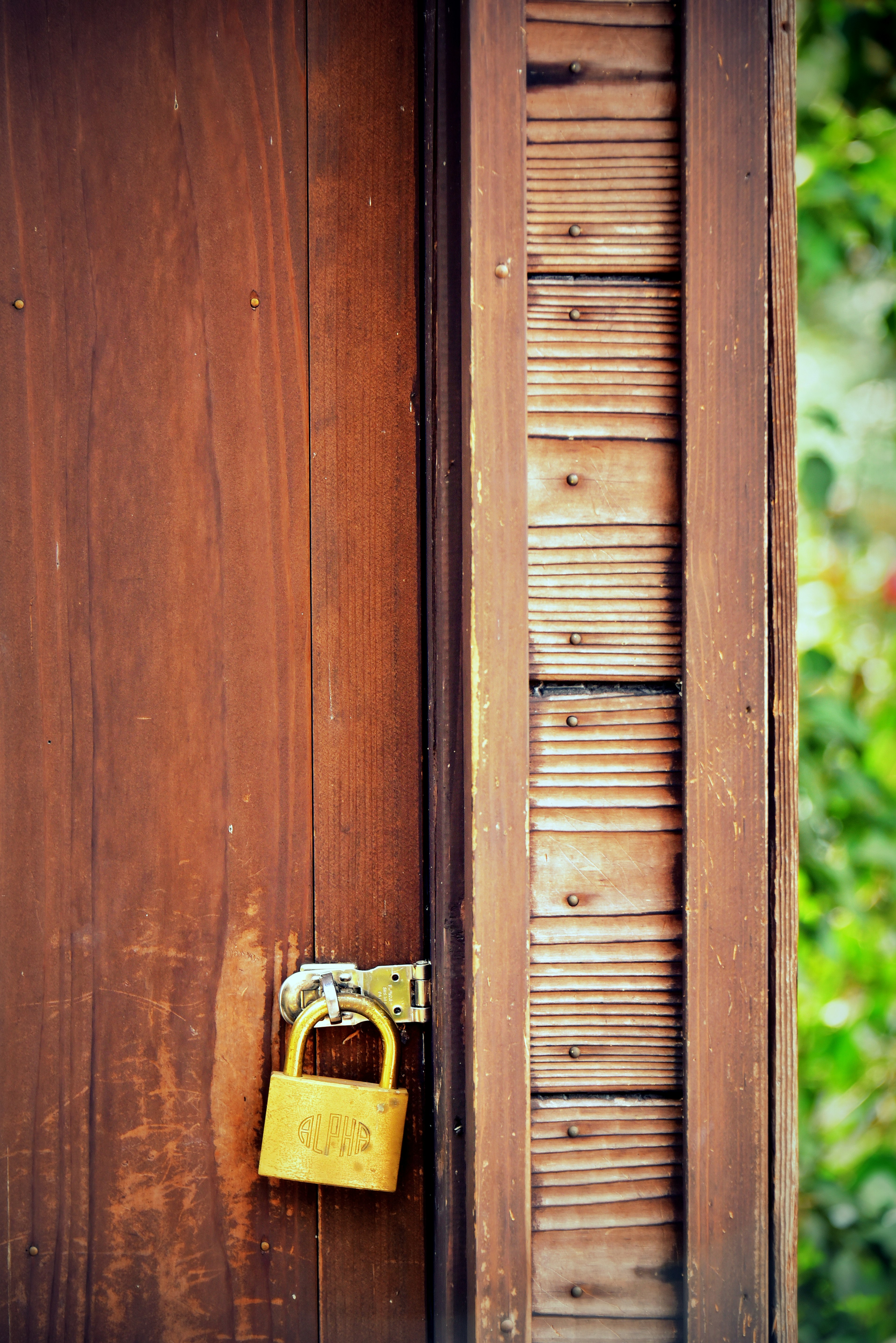 Gros plan sur une porte en bois avec un cadenas doré