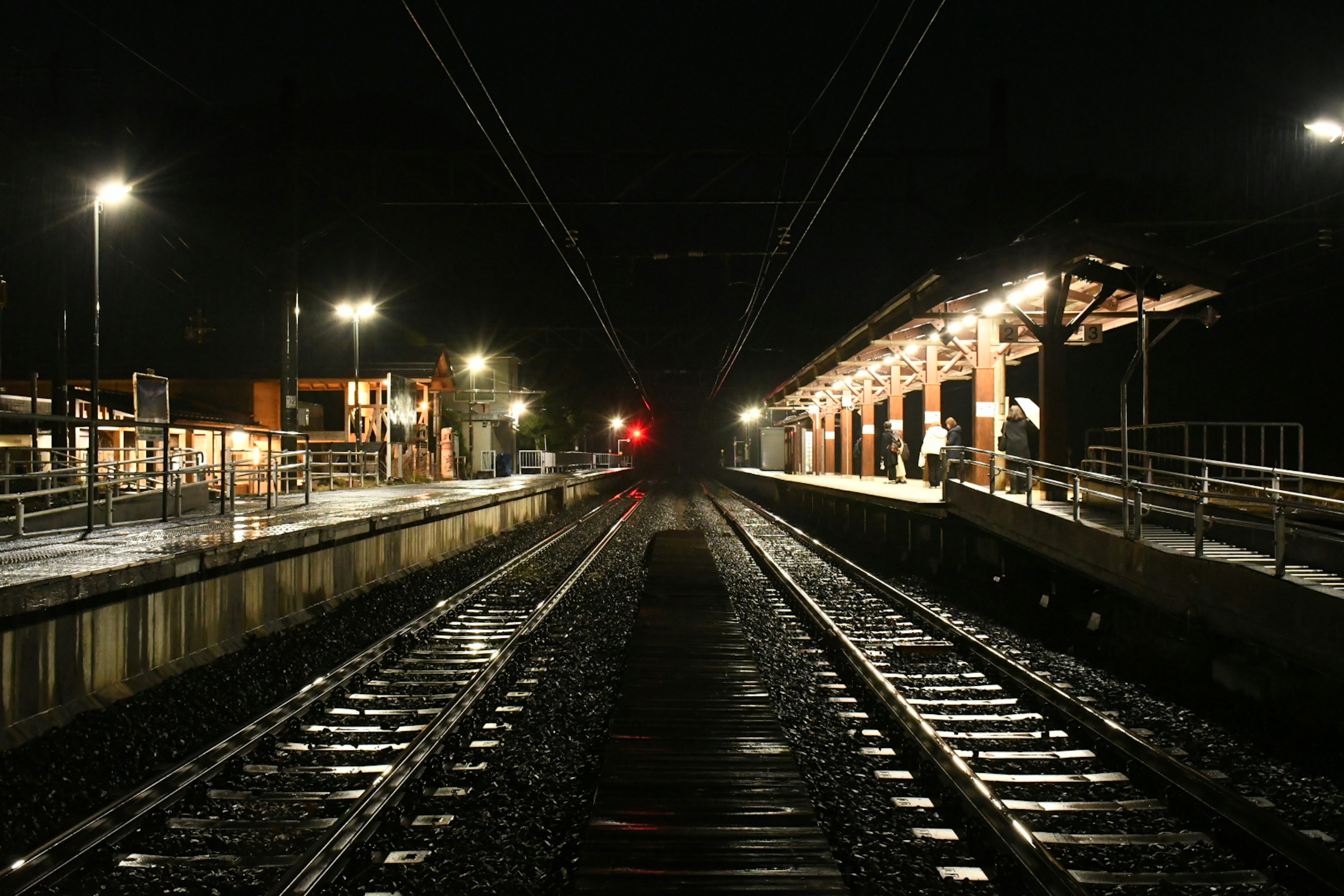 夜の駅と線路が映る風景