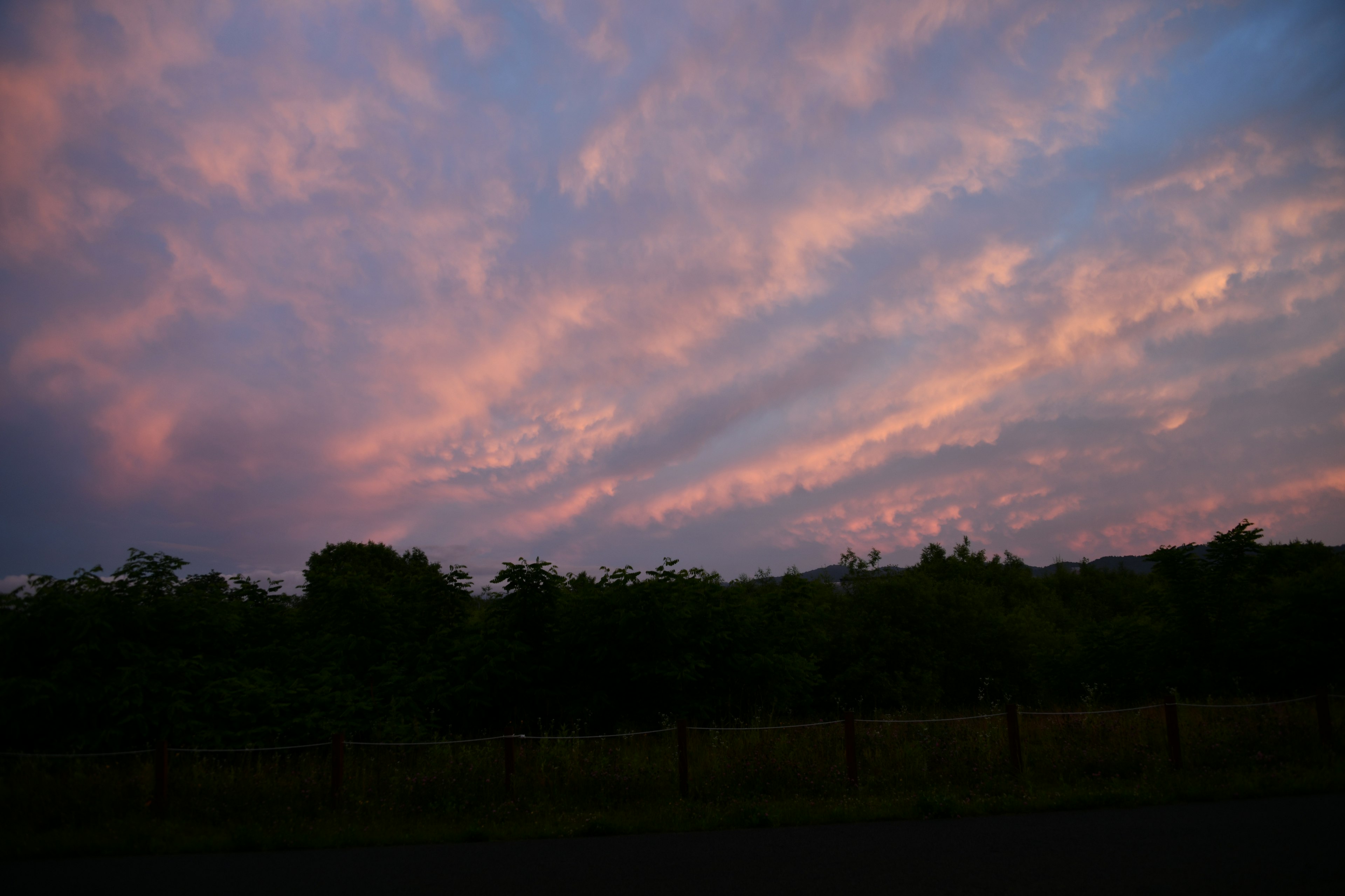 Schöner Sonnenuntergangshimmel mit rosa und blauen Wolken