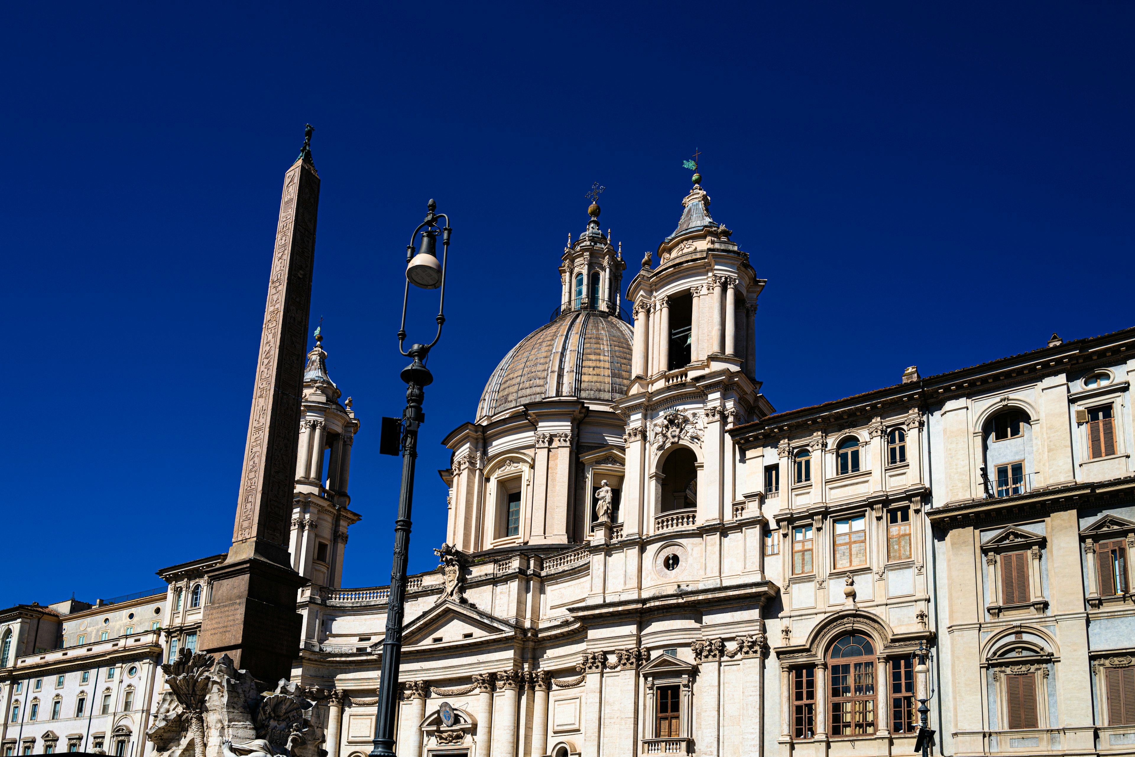 青空の下にあるローマのバルベリーニ宮殿の美しい建築とオベリスク