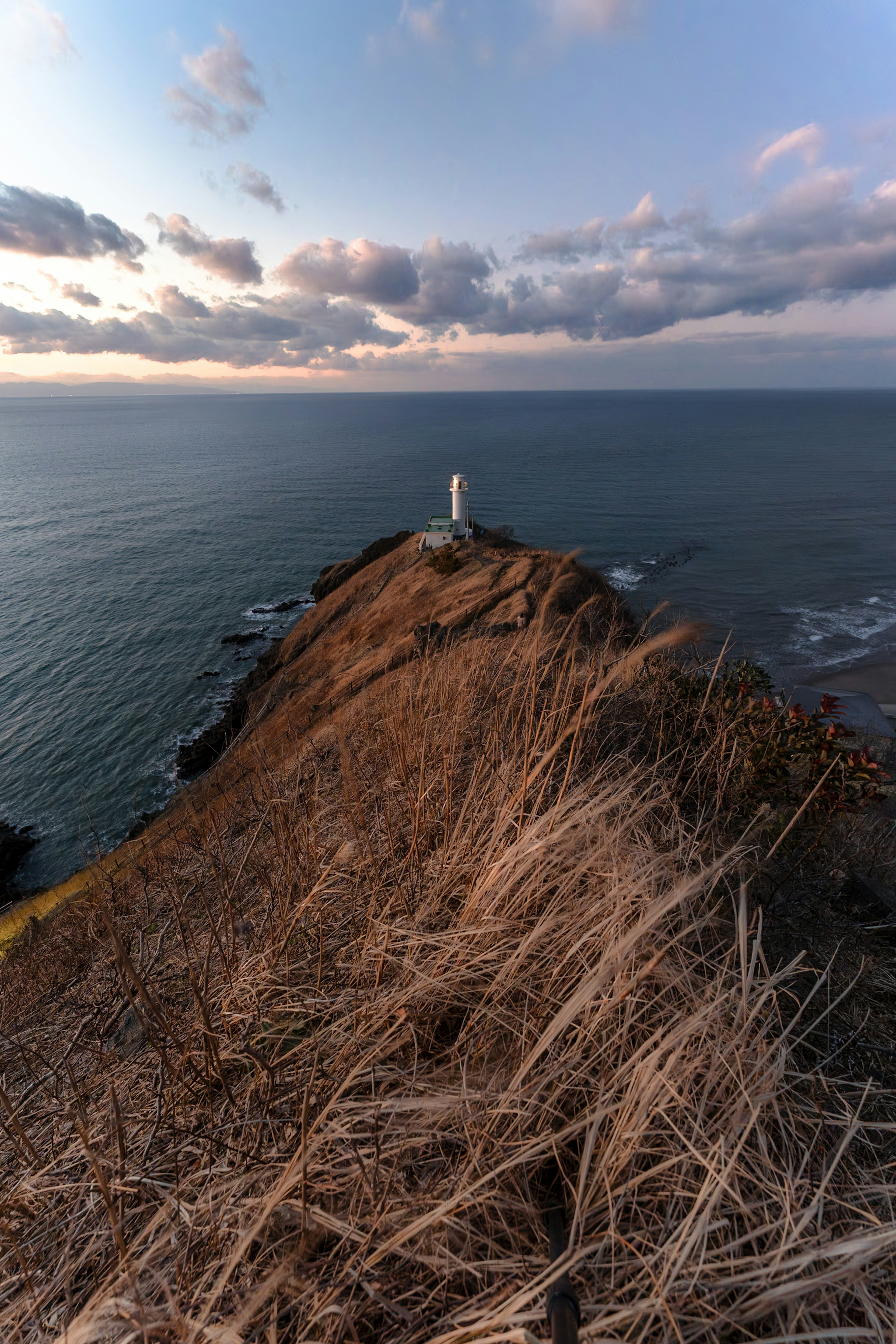 Vue d'un phare au bout d'une falaise côtière