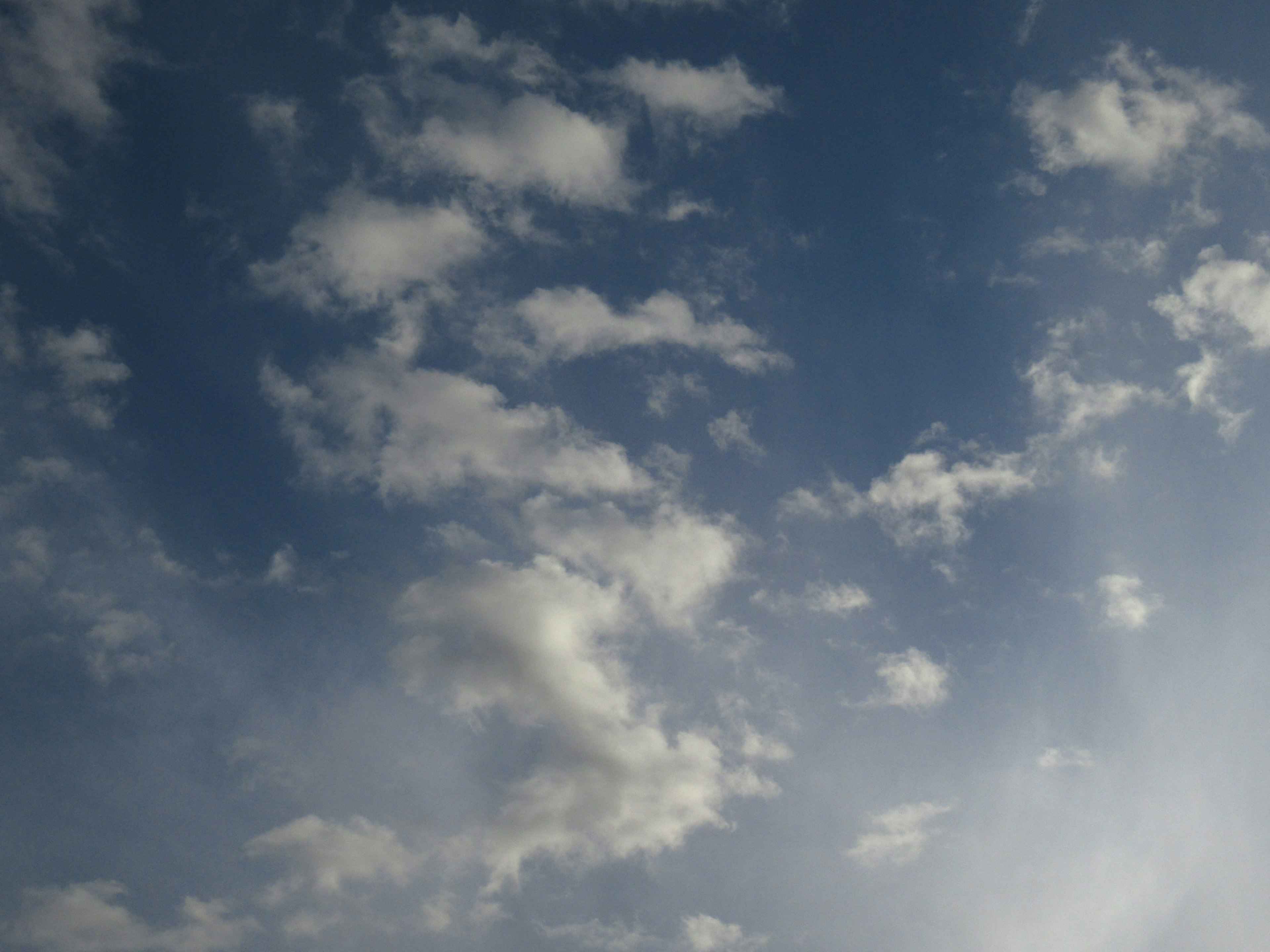 Pemandangan indah awan putih mengapung di langit biru