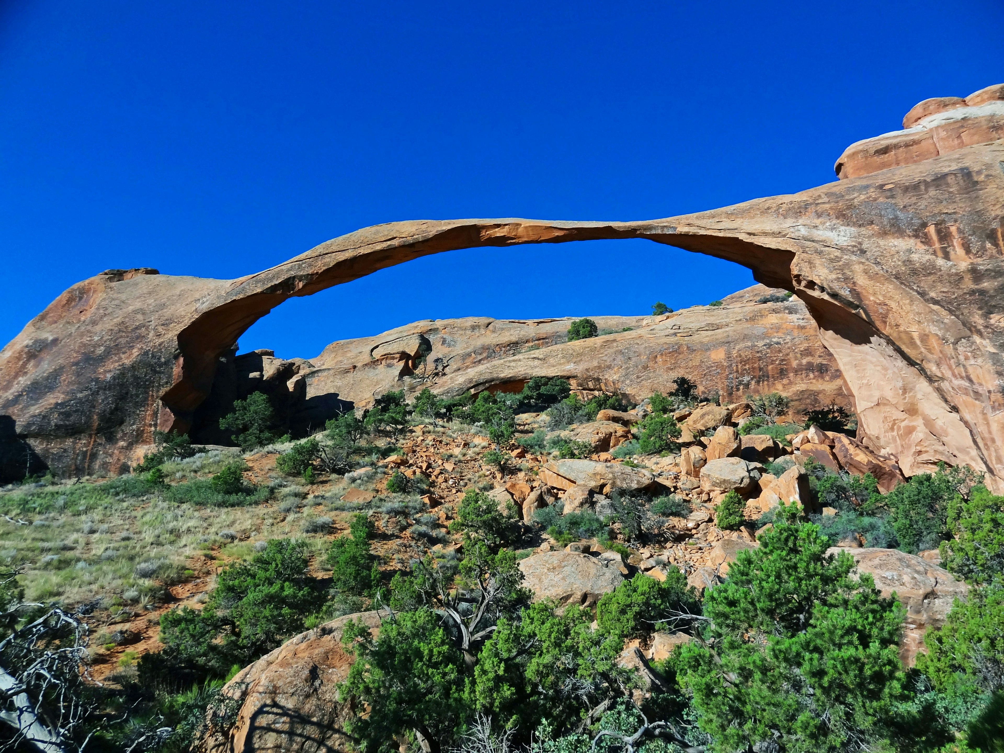 Arc naturel de roche contre un ciel bleu clair