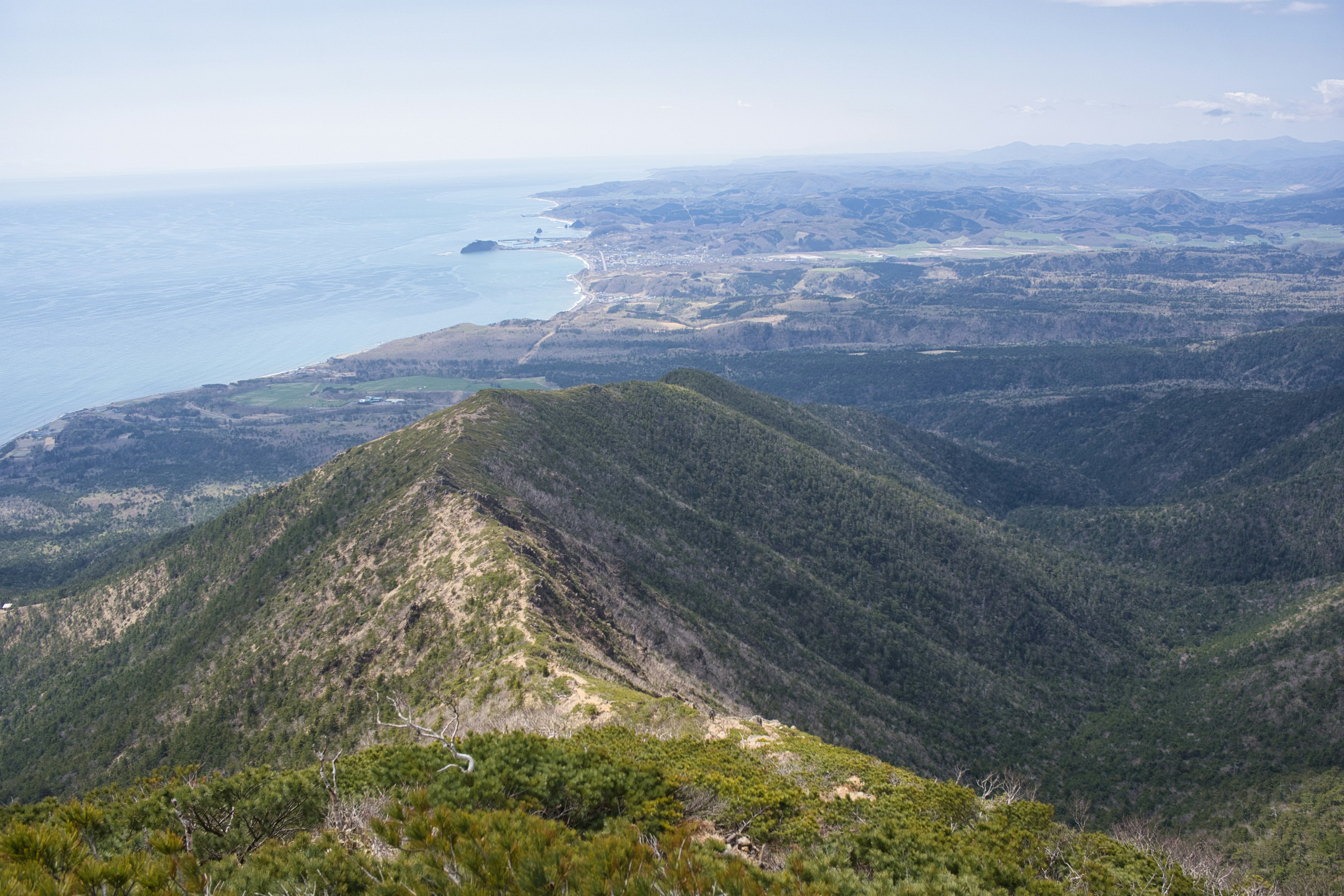 Impresionante vista de la costa y las montañas