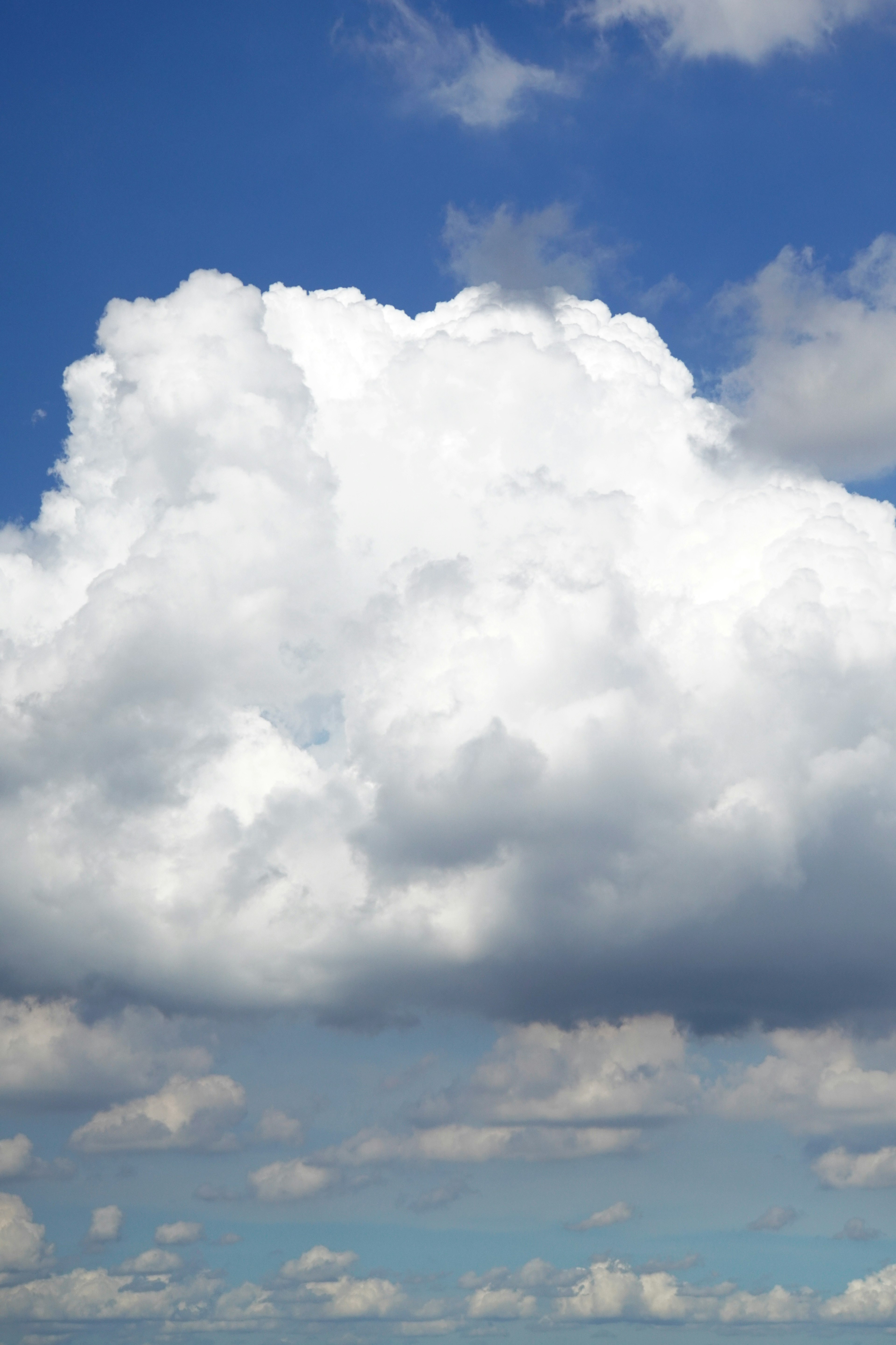 Awan putih besar mengapung di langit biru