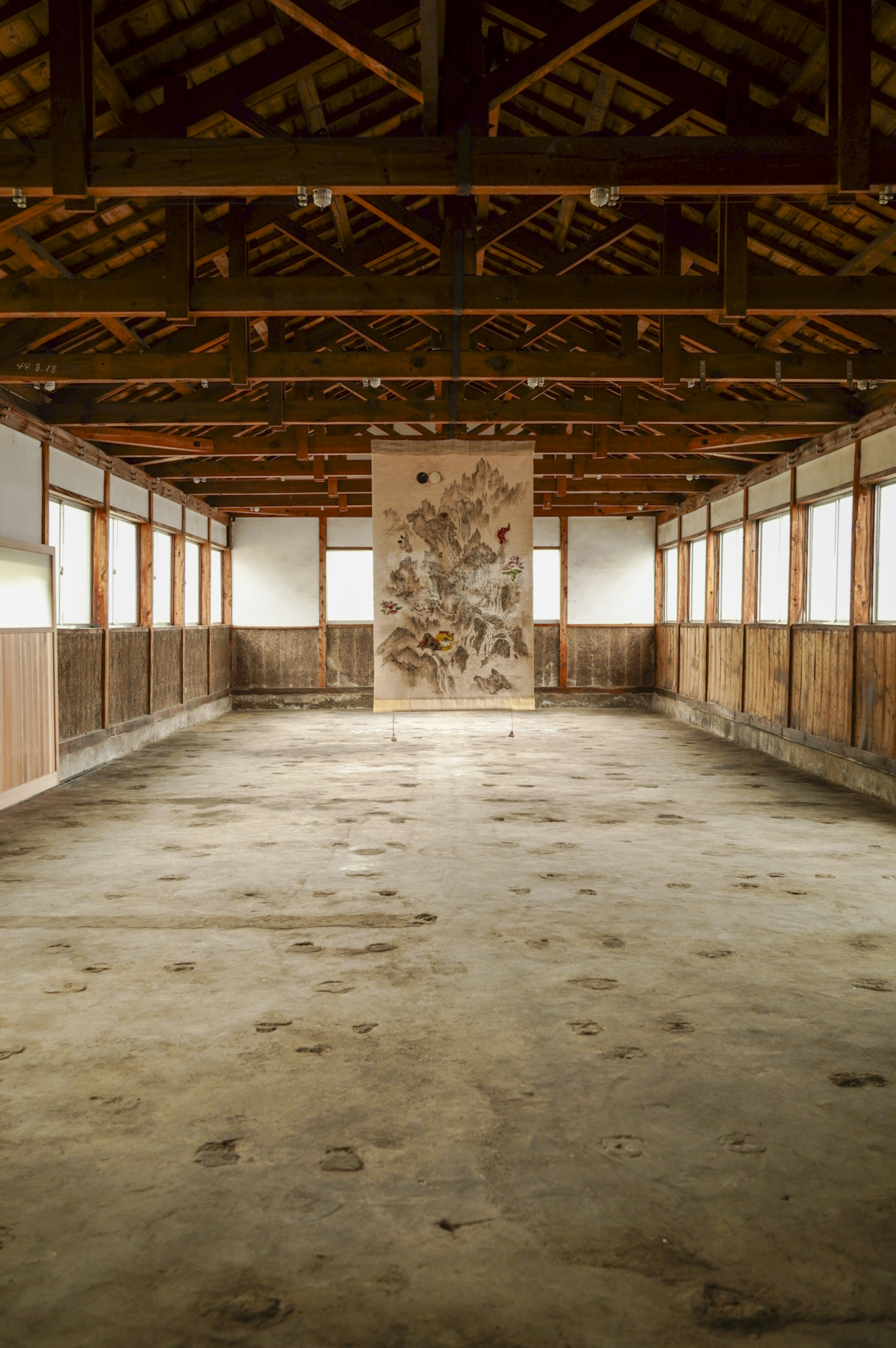 Intérieur spacieux d'un vieux bâtiment Poutres en bois et design mural Lumière naturelle entrant par les fenêtres