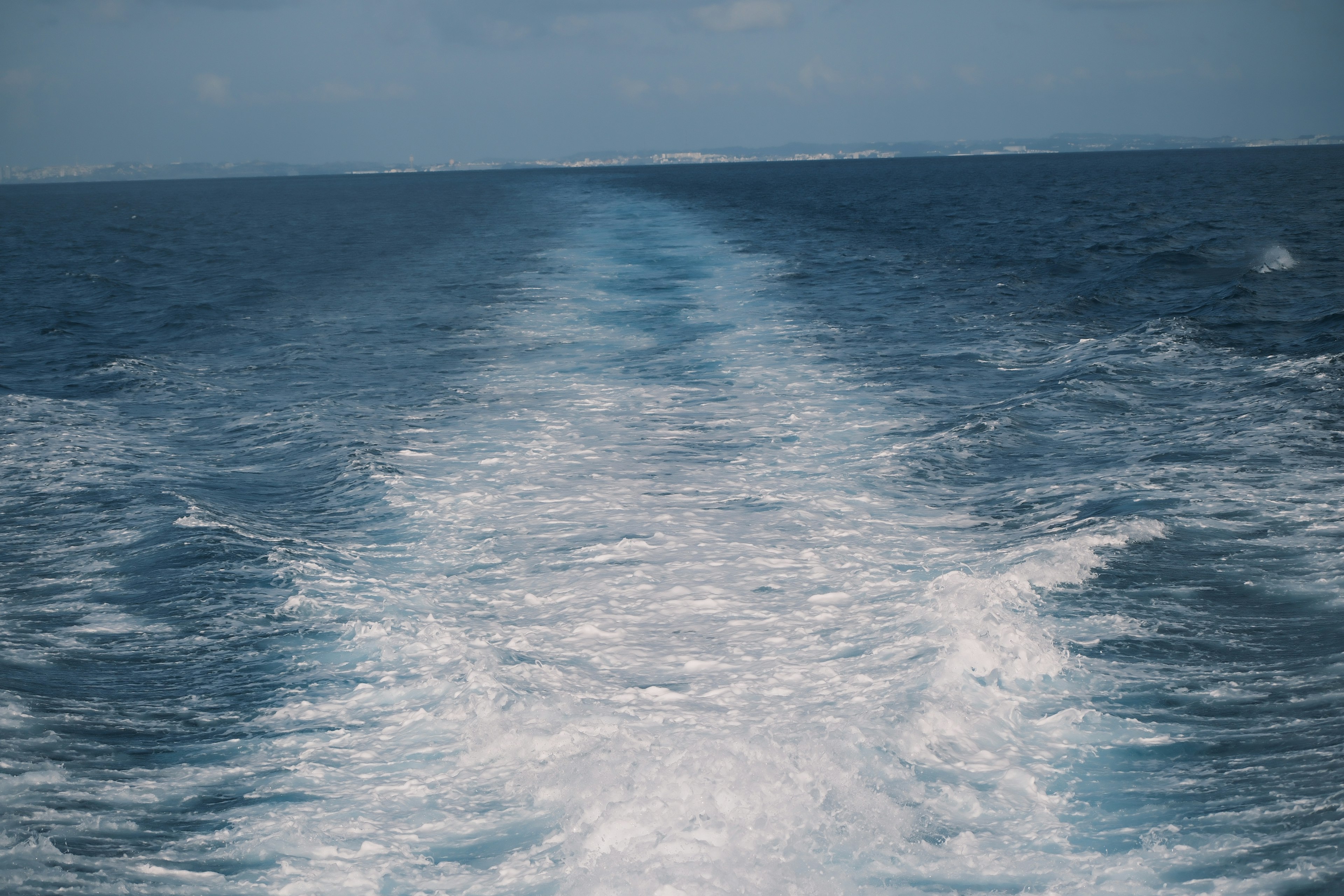 Gelombang laut dan busa menyebar dalam pemandangan