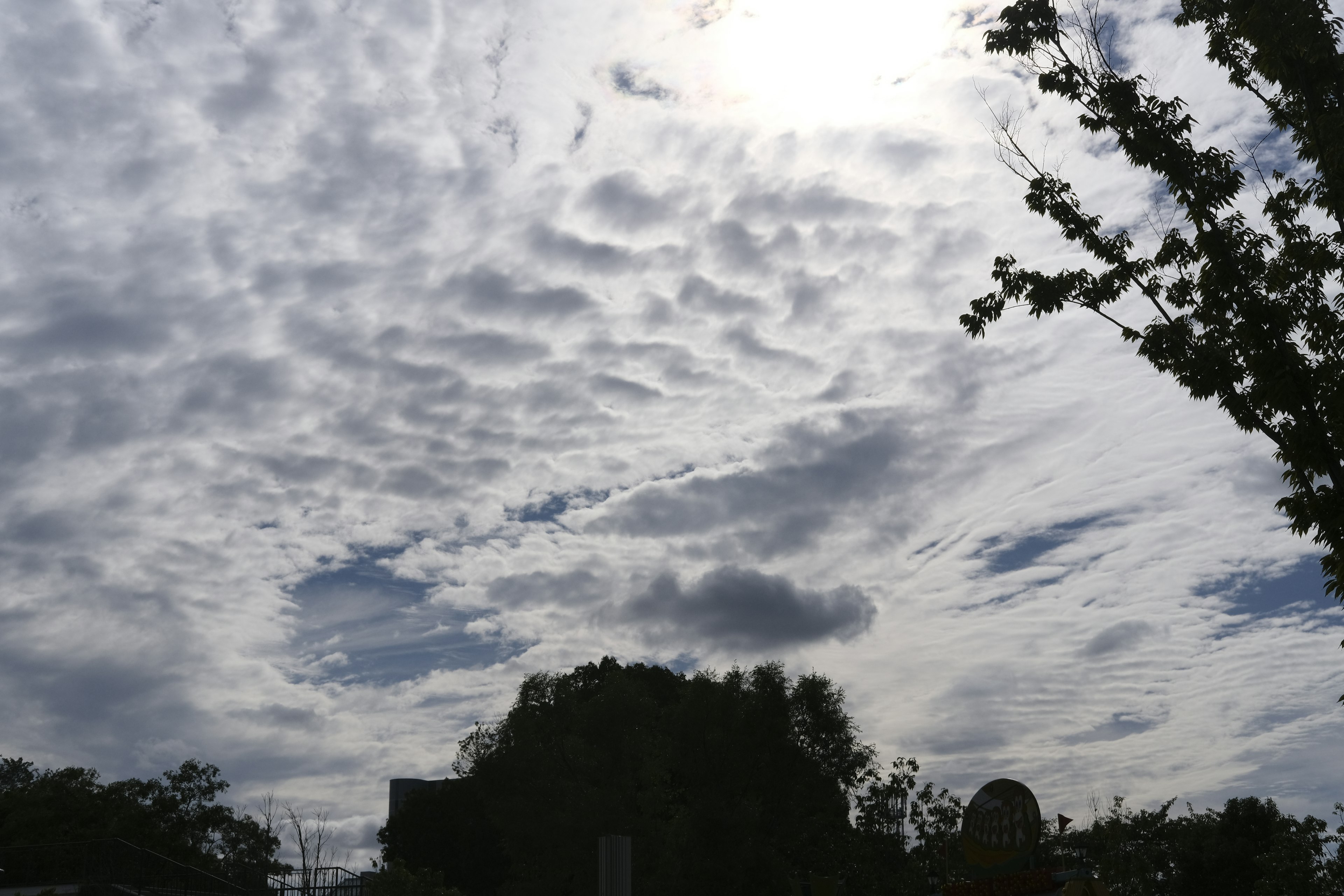 Himmel voller Wolken und Sonnenlicht, das durchscheint