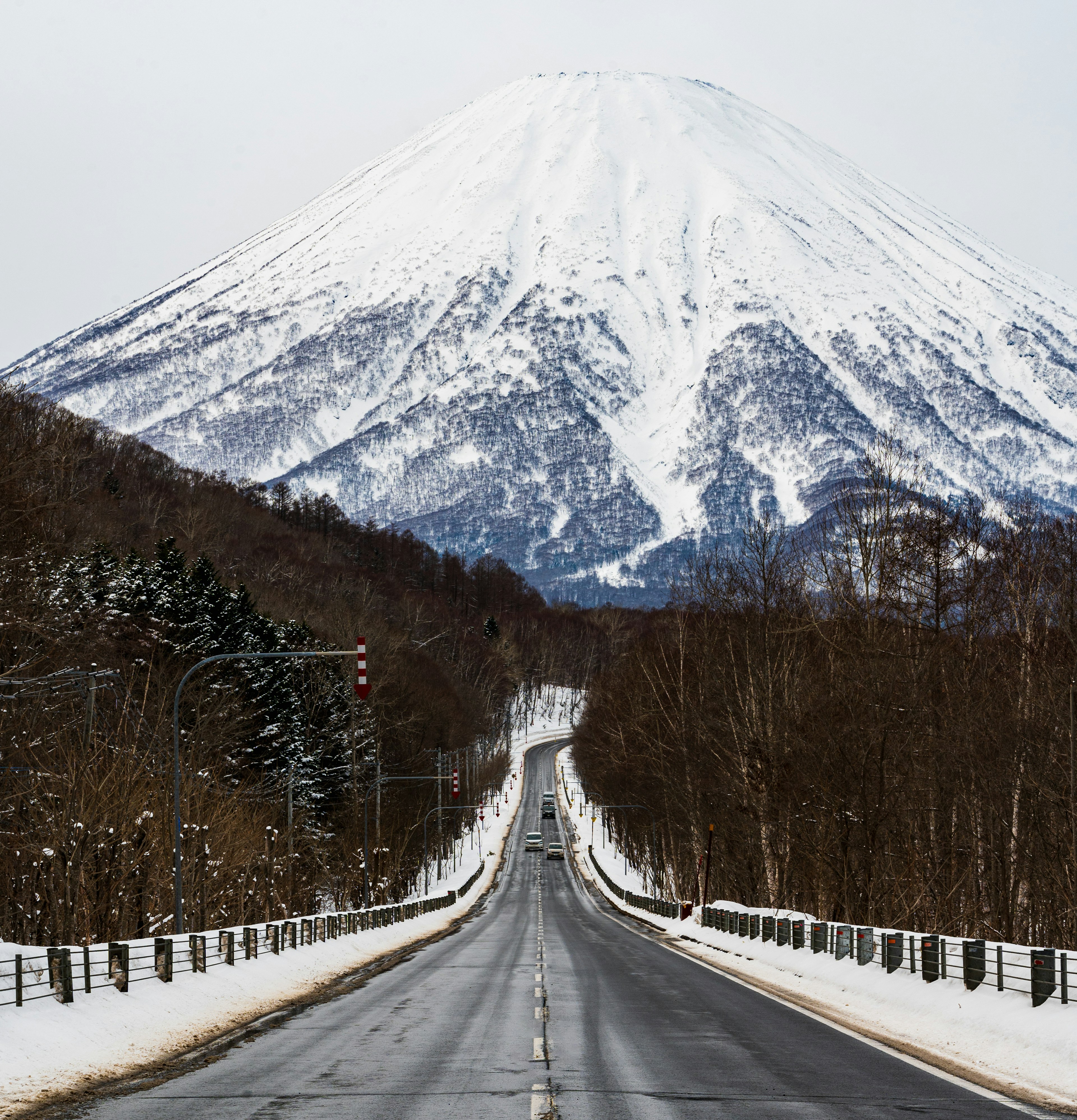 Una carretera invernal que conduce a una montaña cubierta de nieve