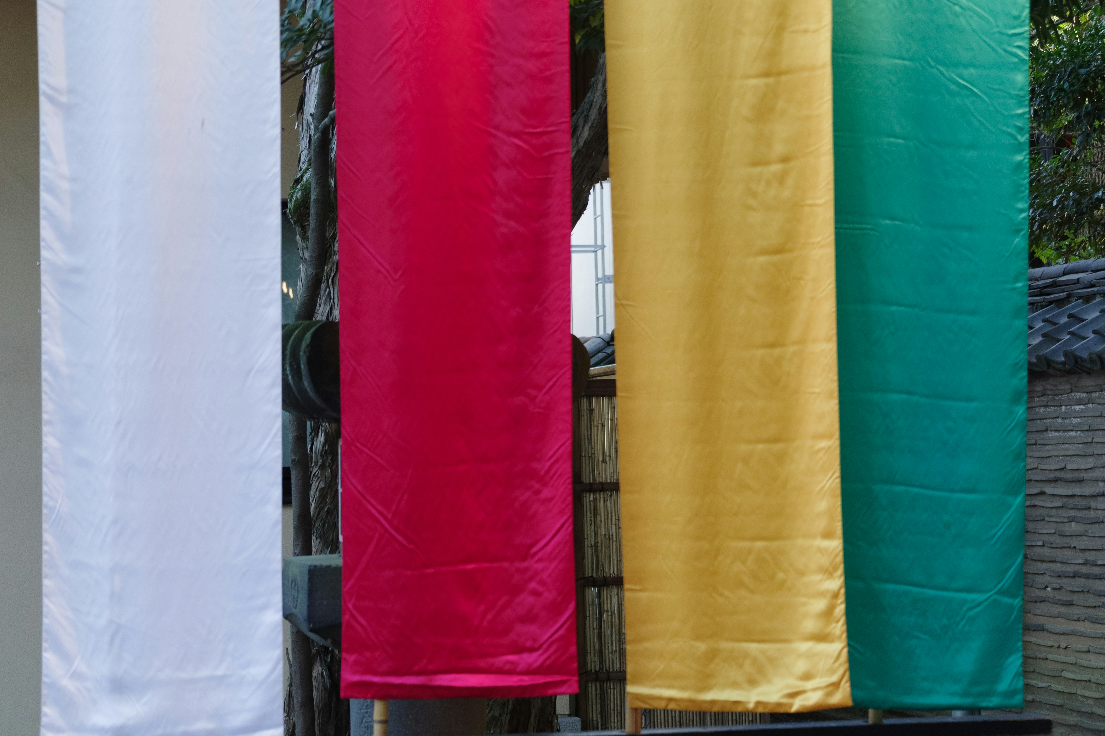 Banderas coloridas en rojo, blanco, amarillo y verde colgadas al aire libre