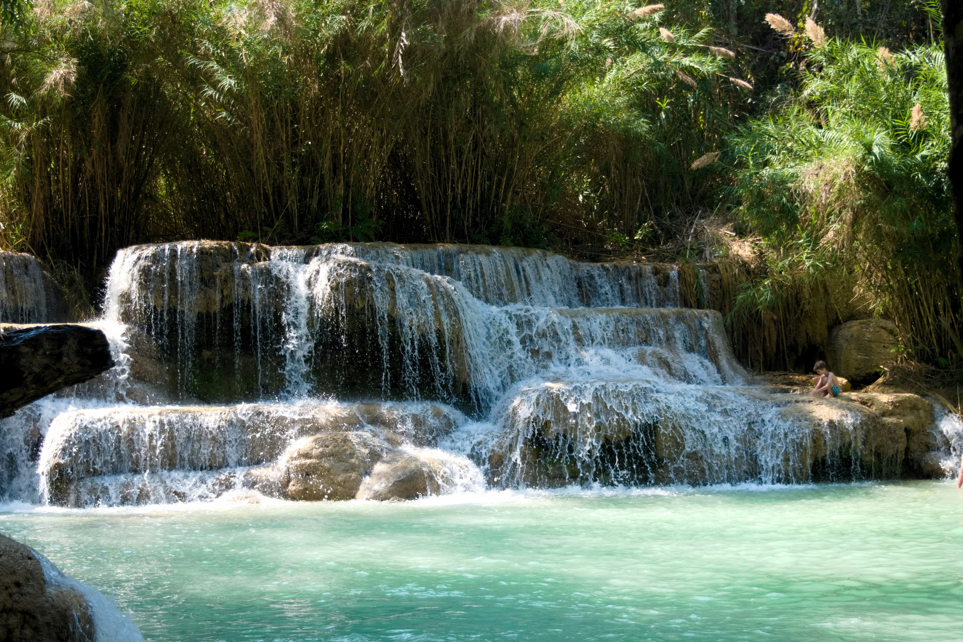 Schöne Naturszene mit einem Wasserfall und klarem Wasser