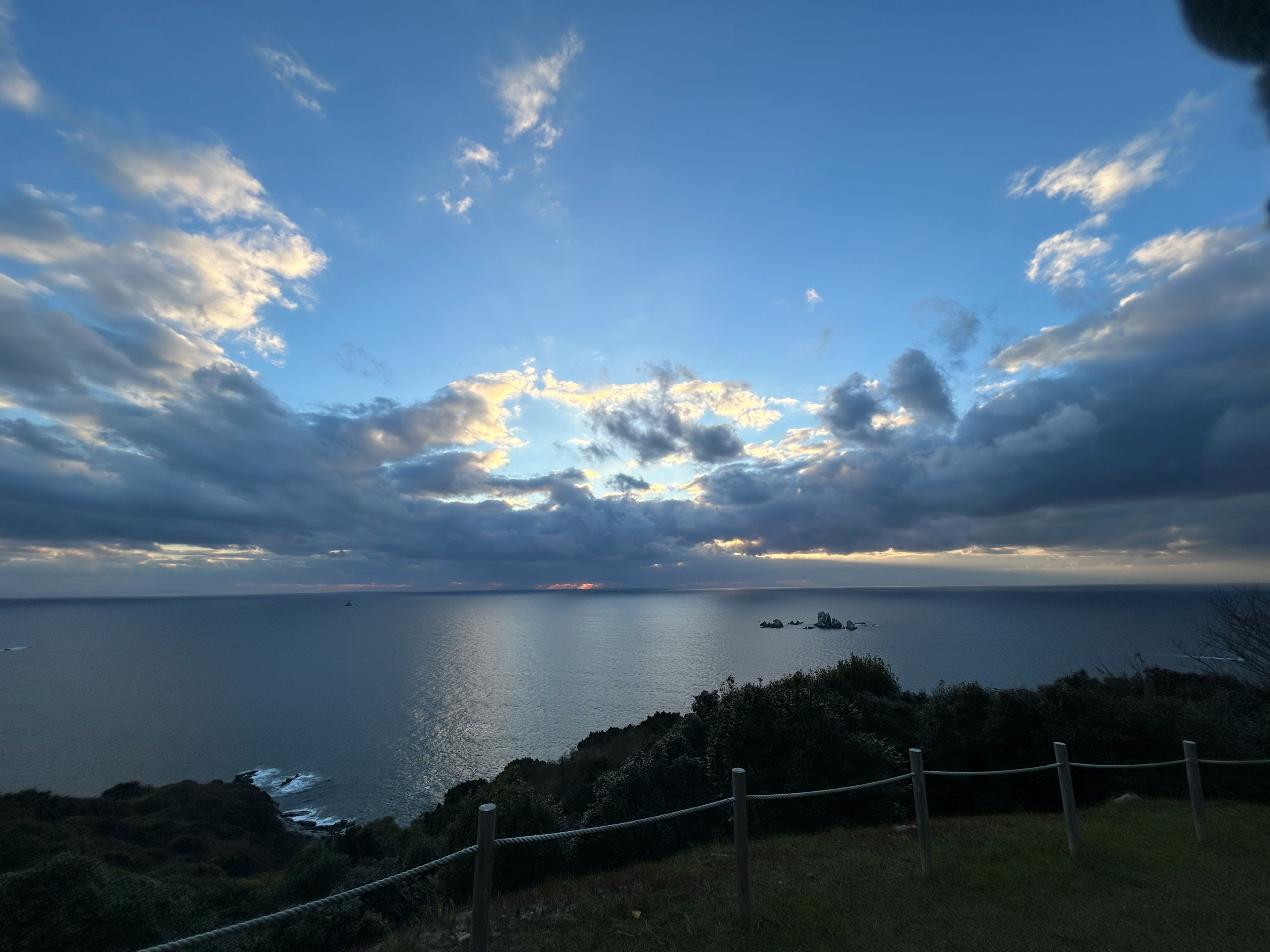 海と空の美しい風景夕暮れの雲と海の反射