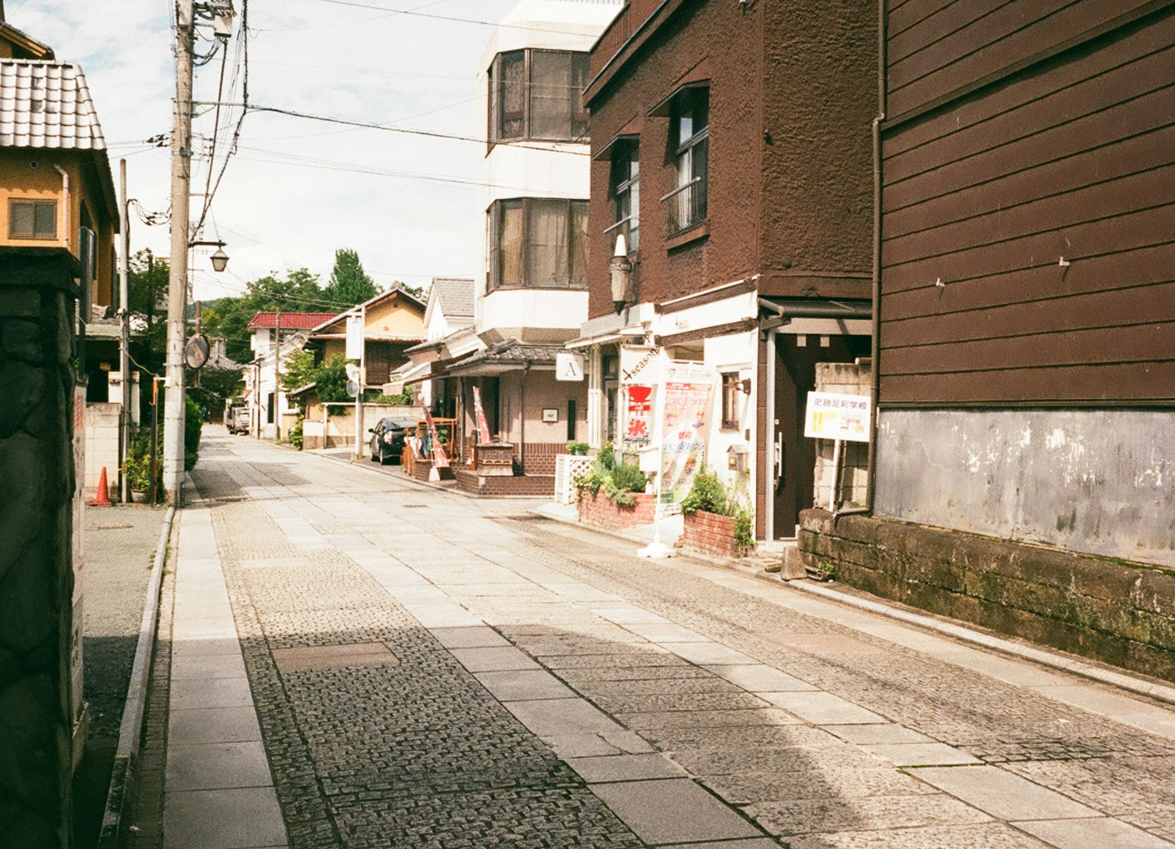 Calle japonesa tranquila con camino de adoquines y edificios tradicionales