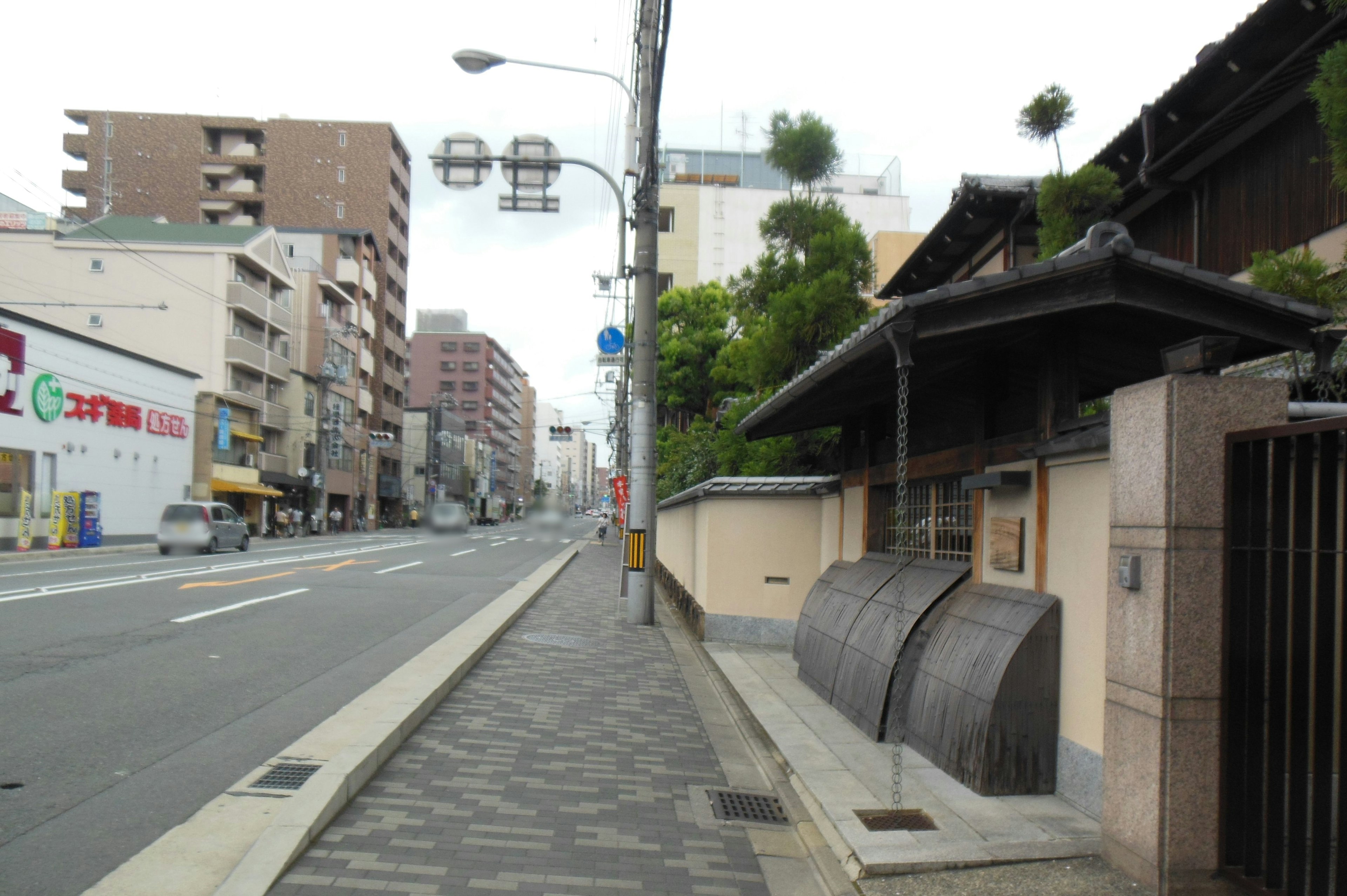 Jalan tenang dengan rumah tradisional Jepang dan gedung modern