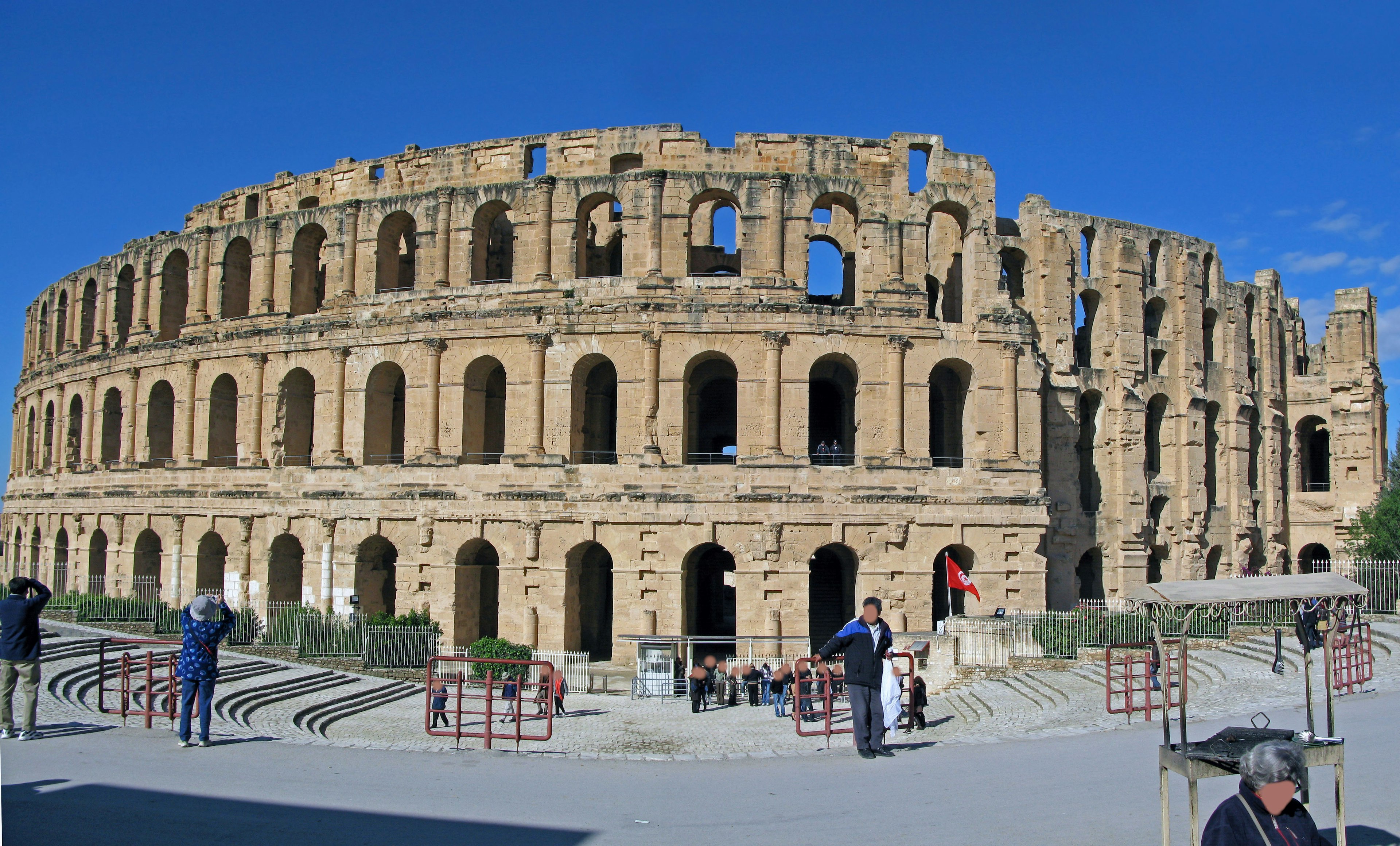 Tampilan luar Colosseum di Roma dengan pengunjung