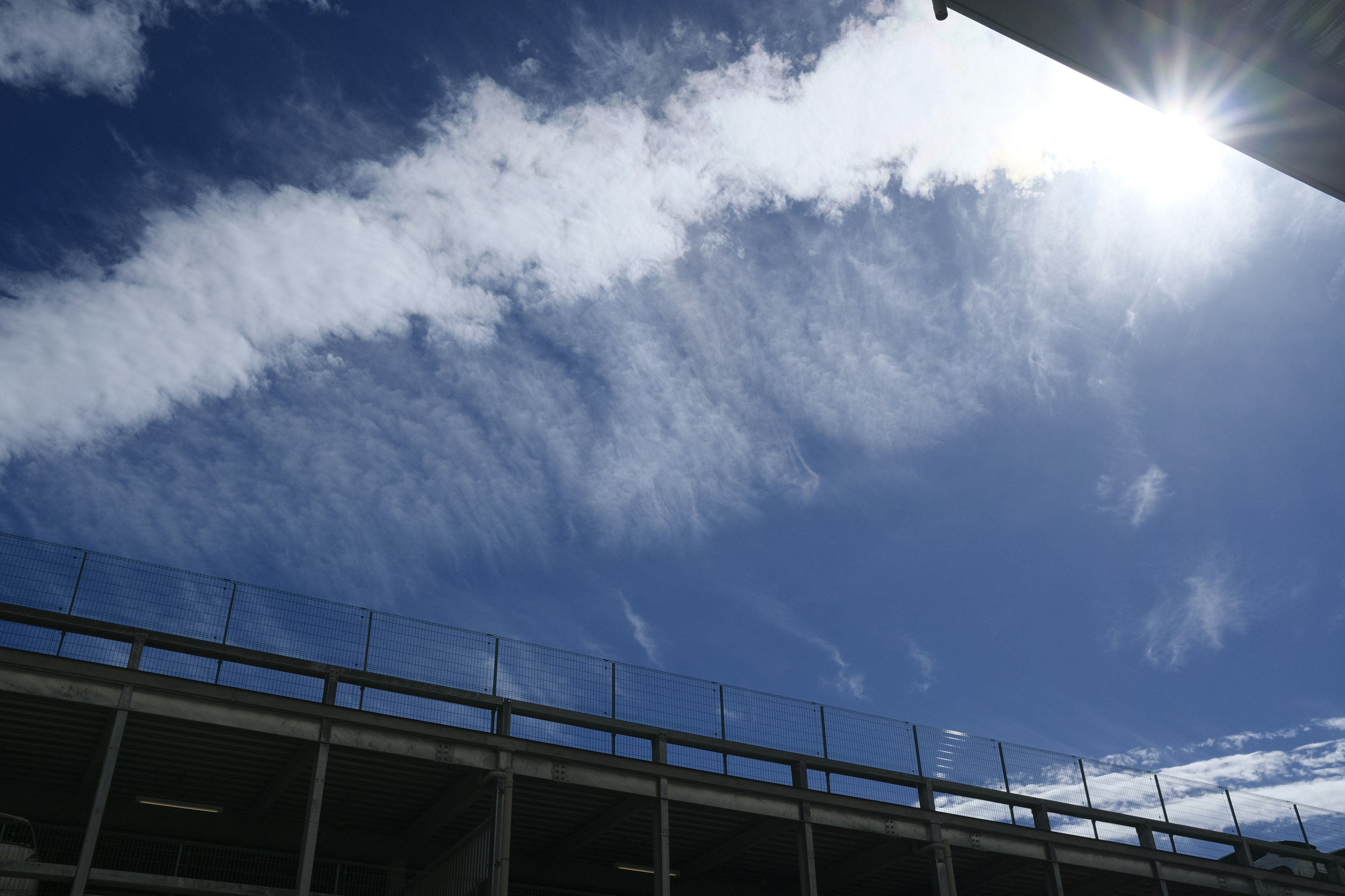 Langit biru dengan awan putih dan matahari bersinar