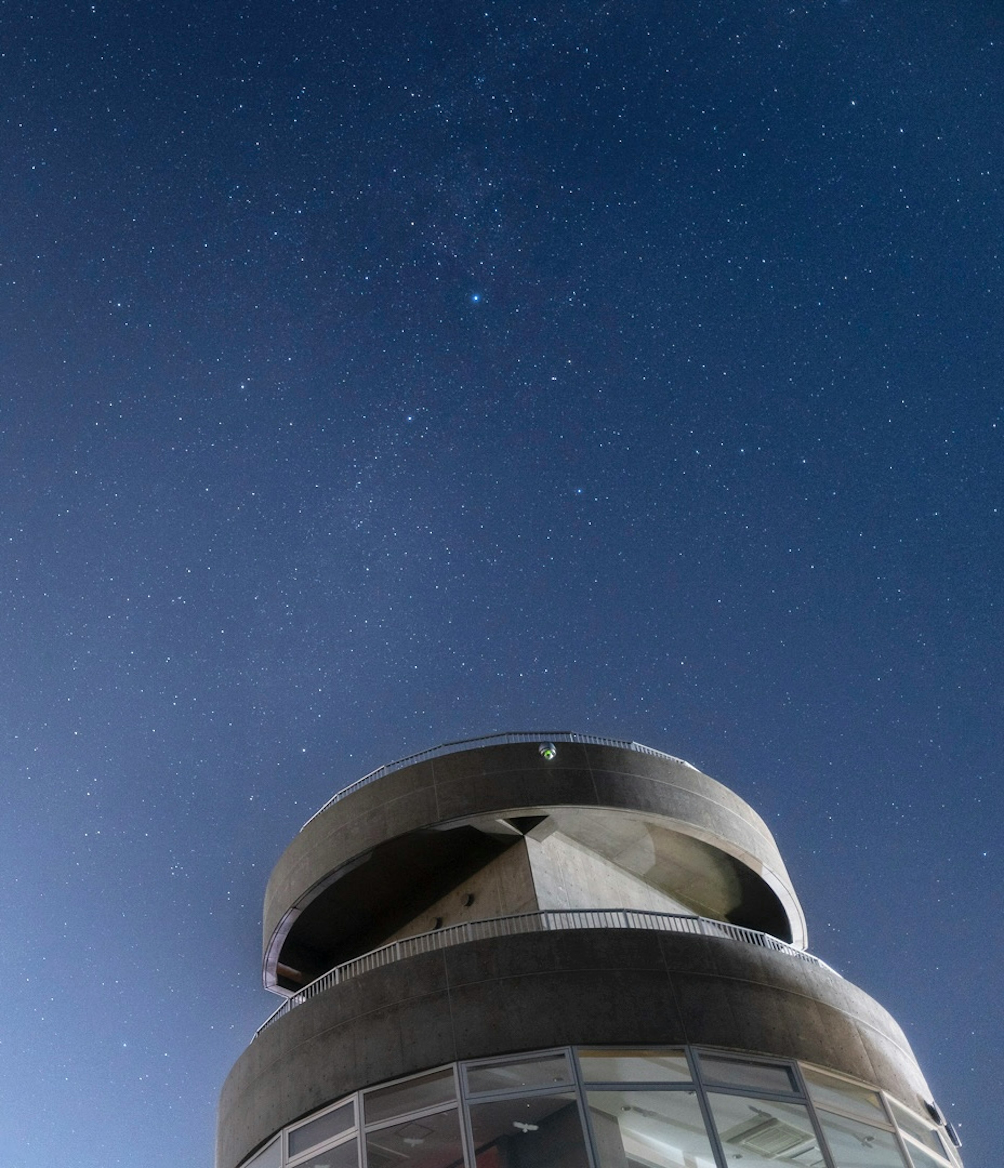 星空の下の近代的な建物の上部