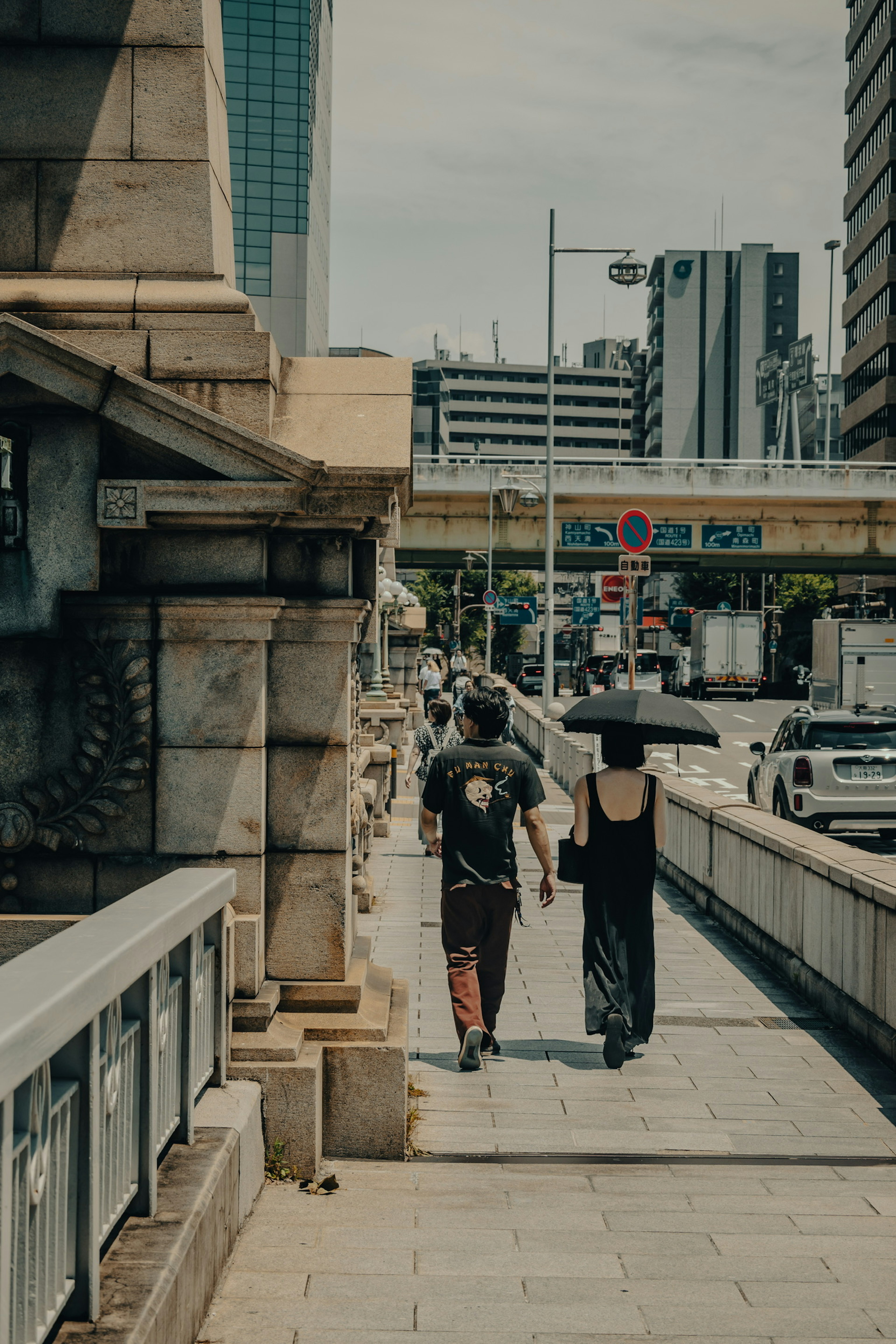 Couple marchant dans un paysage urbain