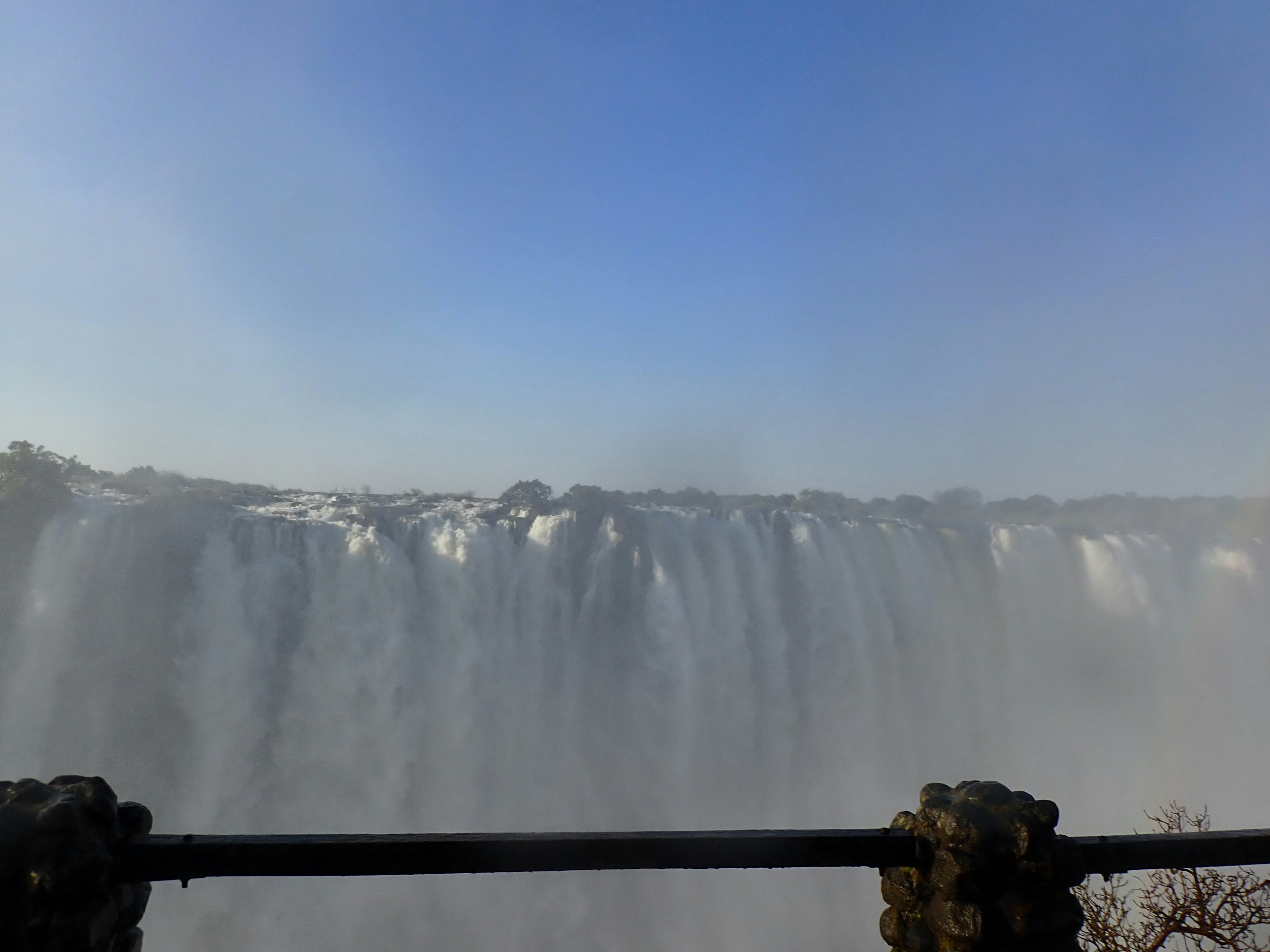 Vista maestosa della cascata con uno sfondo di cielo blu