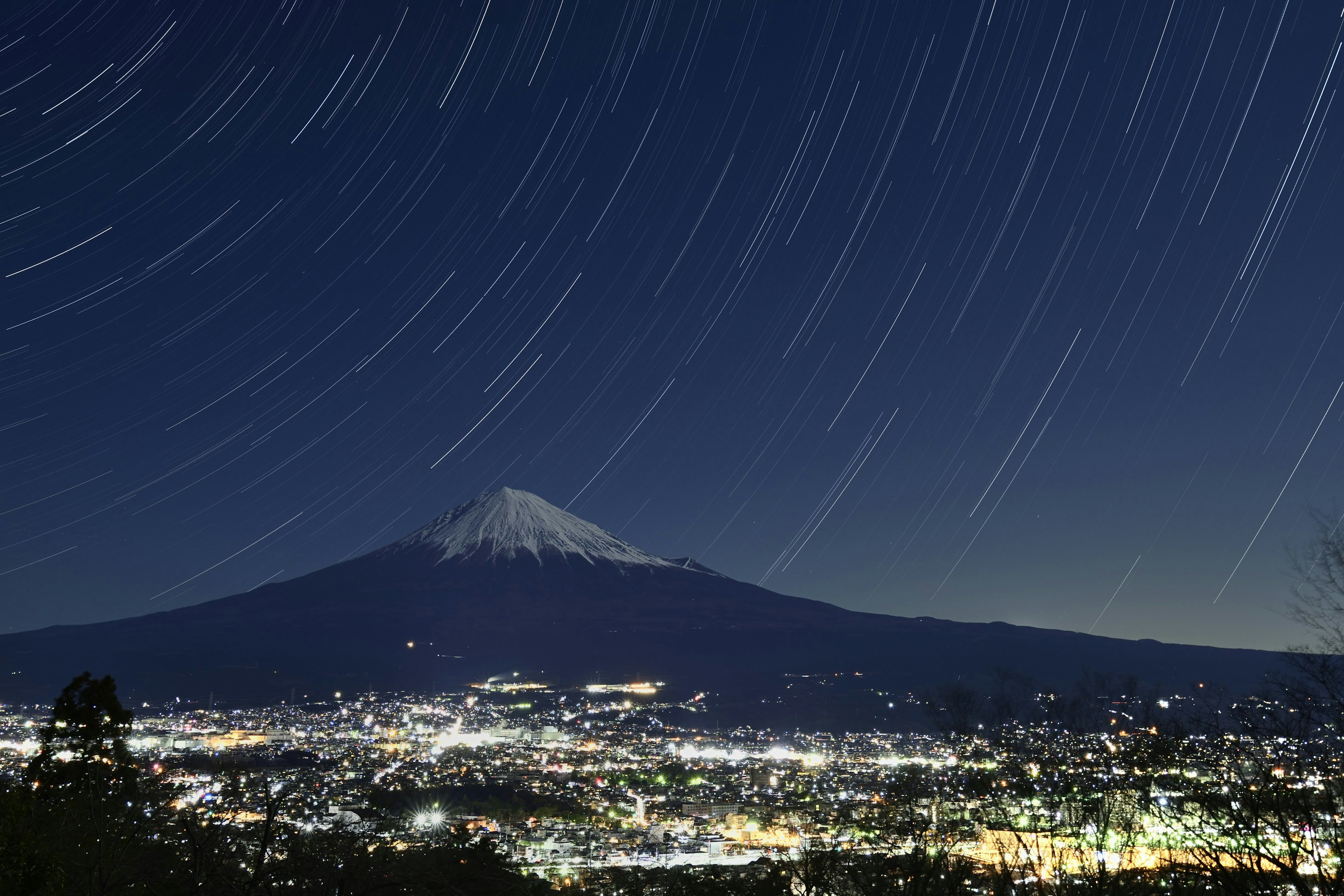 Vue magnifique du mont Fuji avec des traînées d'étoiles dans le ciel nocturne